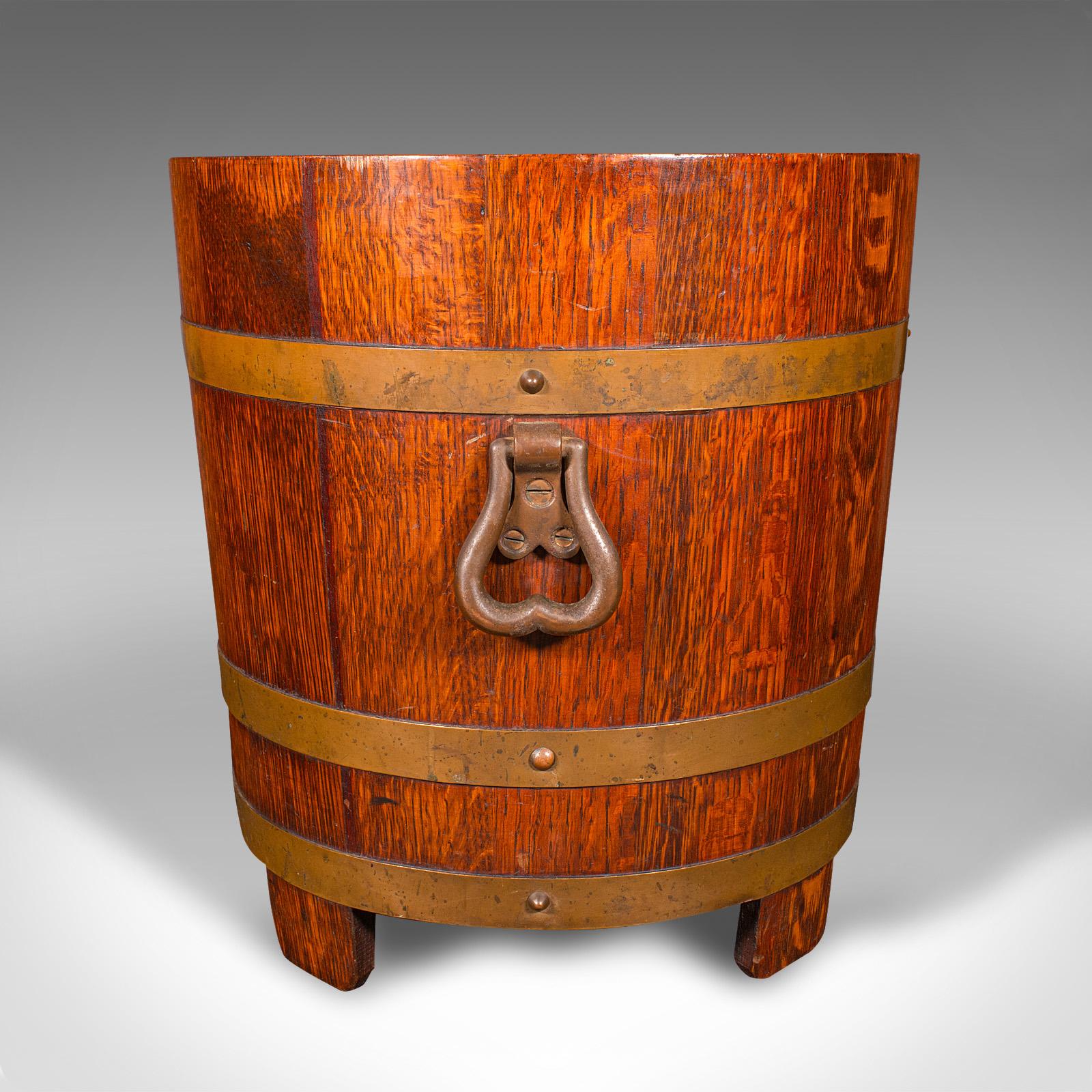 Inizio XX secolo Fireside Antiques, inglese, Oak, secchio per il fuoco a coppa, bidone per il carbone, CIRCA 1920 in vendita