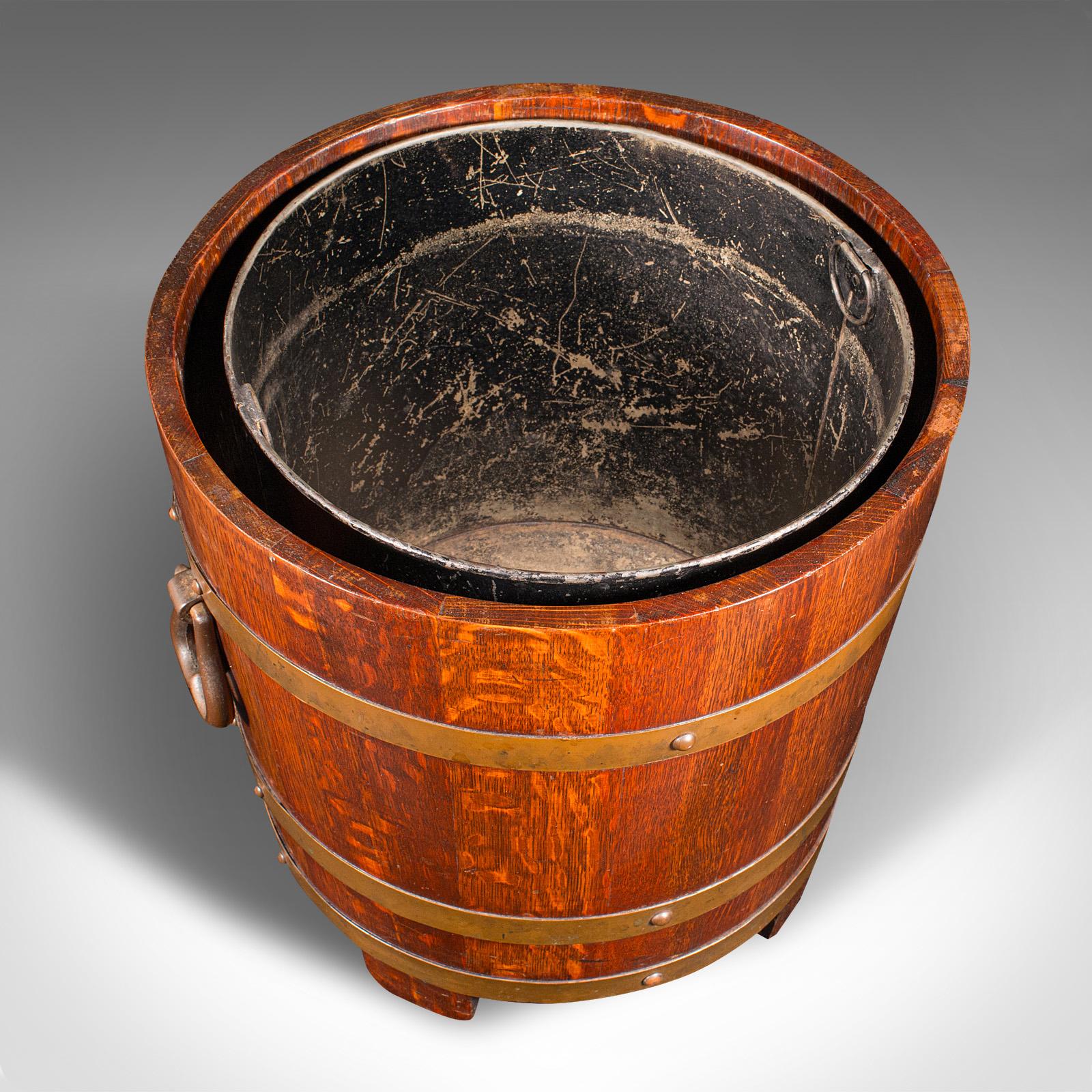 Ottone Fireside Antiques, inglese, Oak, secchio per il fuoco a coppa, bidone per il carbone, CIRCA 1920 in vendita