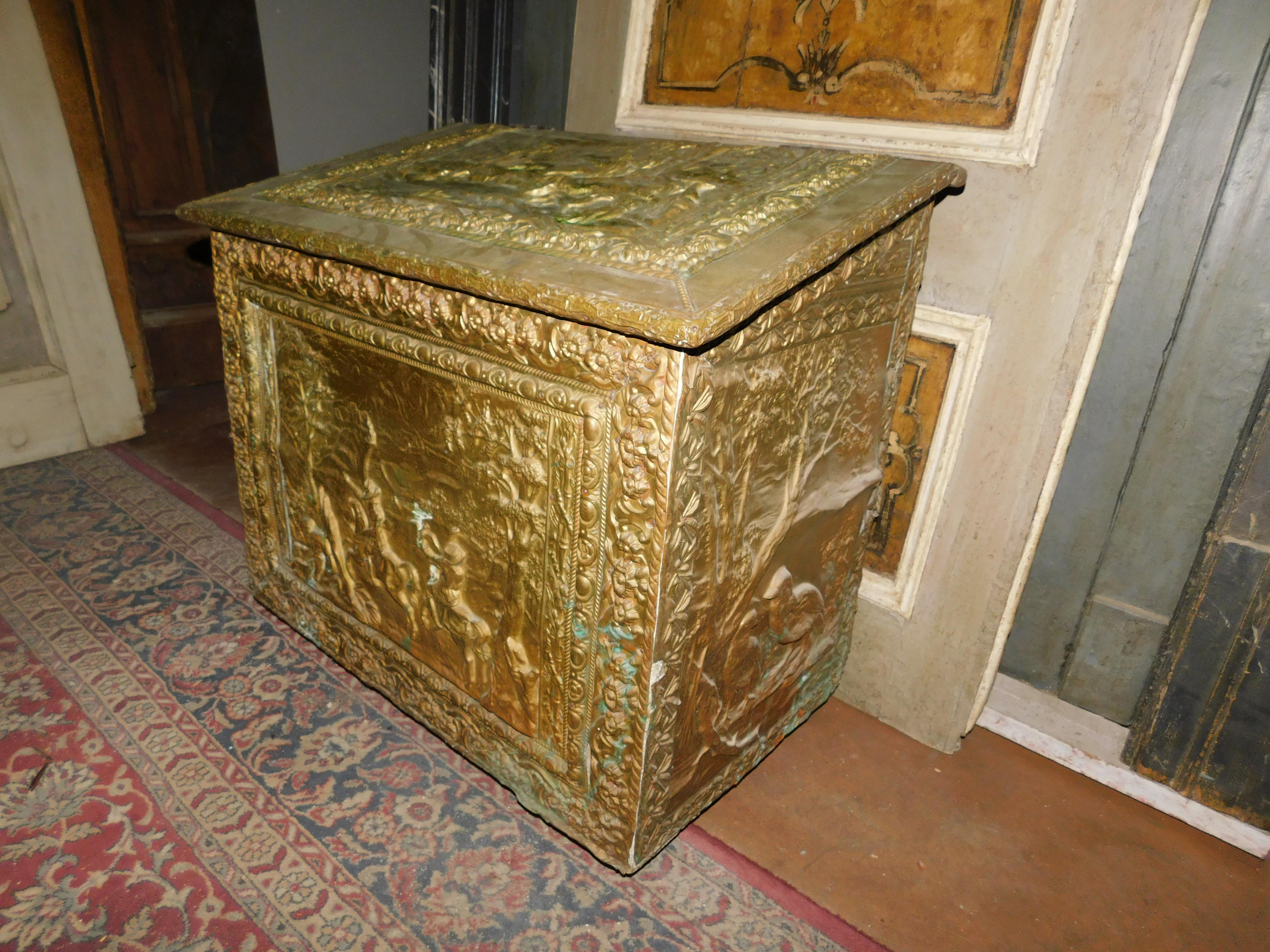 Antique firewood holder in embossed brass, period 1800 from France, richly decorated with figures of everyday life of the time. Usable as a laundry basket, or at the bottom of the bed, or as a play chest, it lends itself to many current uses,