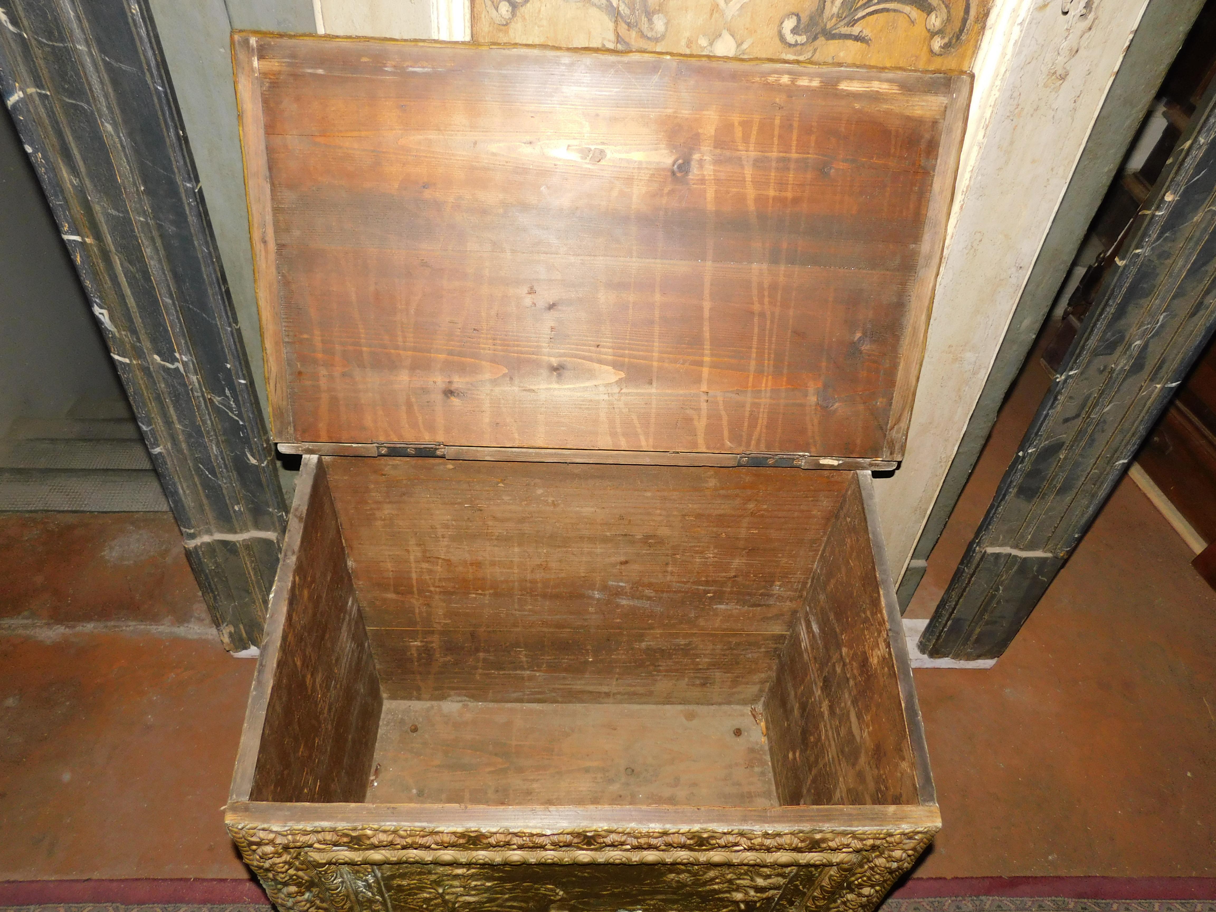Ancien porte-bûches en laiton repoussé:: 1800:: France Bon état à Cuneo, Italy (CN)