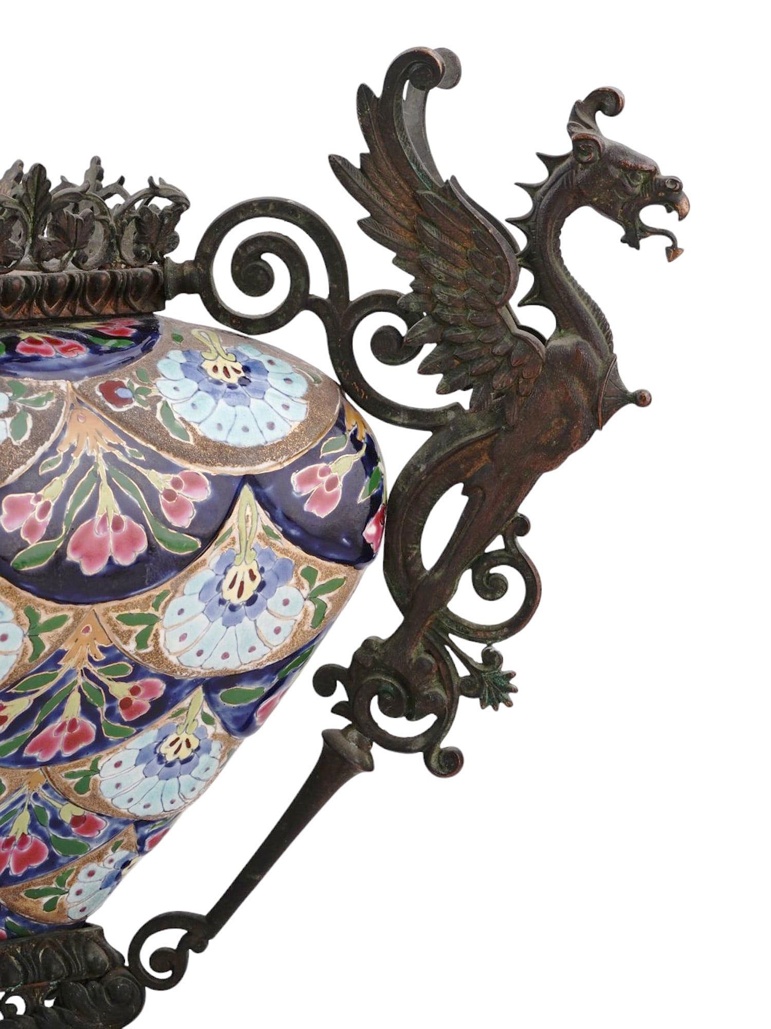 Große antike (19. Jahrhundert) chinesisch inspirierte Chinoiserie glasierte Keramik Jardiniere Pflanzer oder Tafelaufsatz von Fischer of Hungary mit schönen floralen und geometrischen glasierten Motiven auf Fuß Bronze Rahmen mit aufwendigen