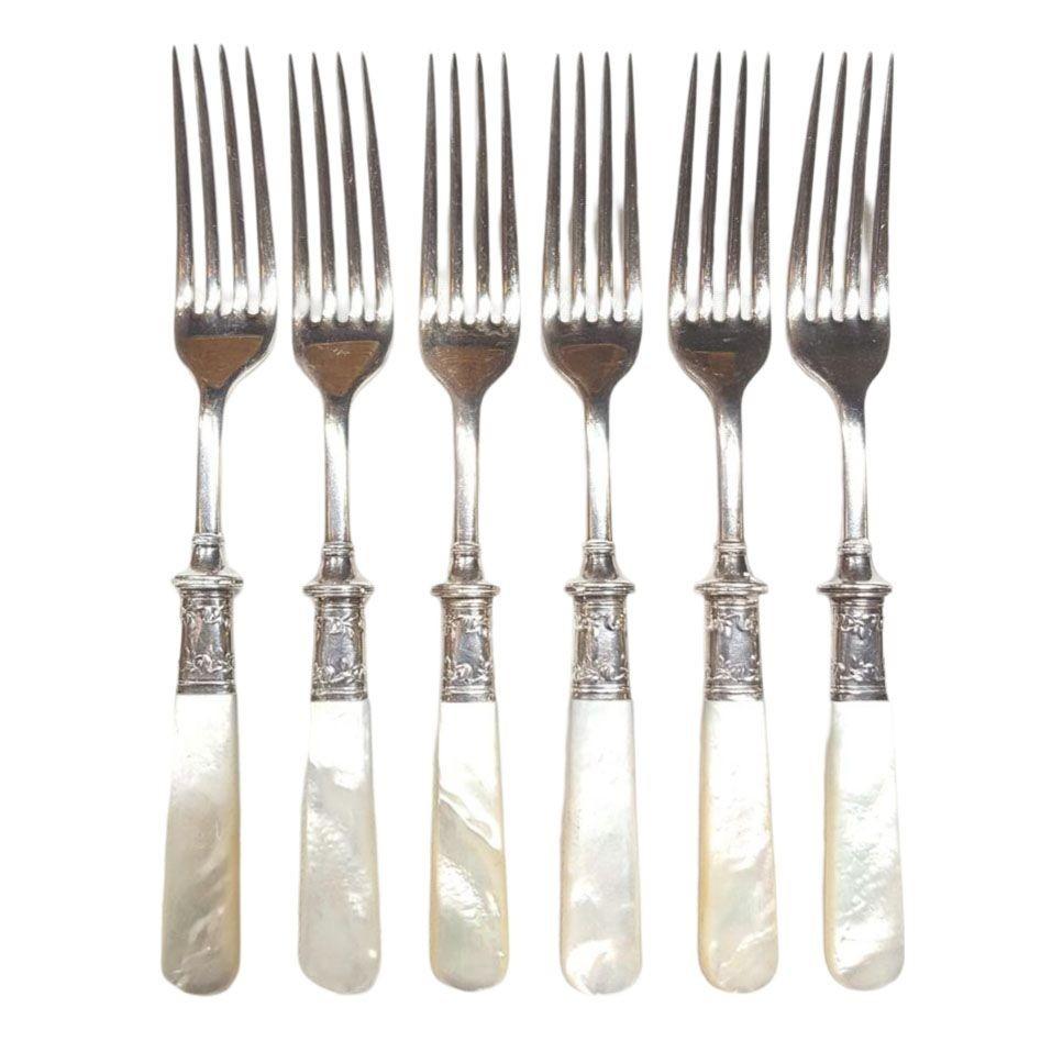 Antique fish flatware set, sterling silver with mother-of-pearl, set of 18

Landers, Frary & Clark Fish Set - Aetna Works
Qty: Set of 18 pieces (as pictured) six dinner forks, six dinner knives and six butter knives
Material: Mother-of-pearl