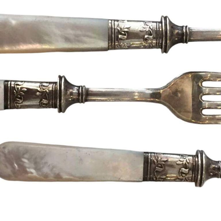 Ensemble de service en argent français du 19ème siècle décoré de poissons et de rubans - En vente sur France