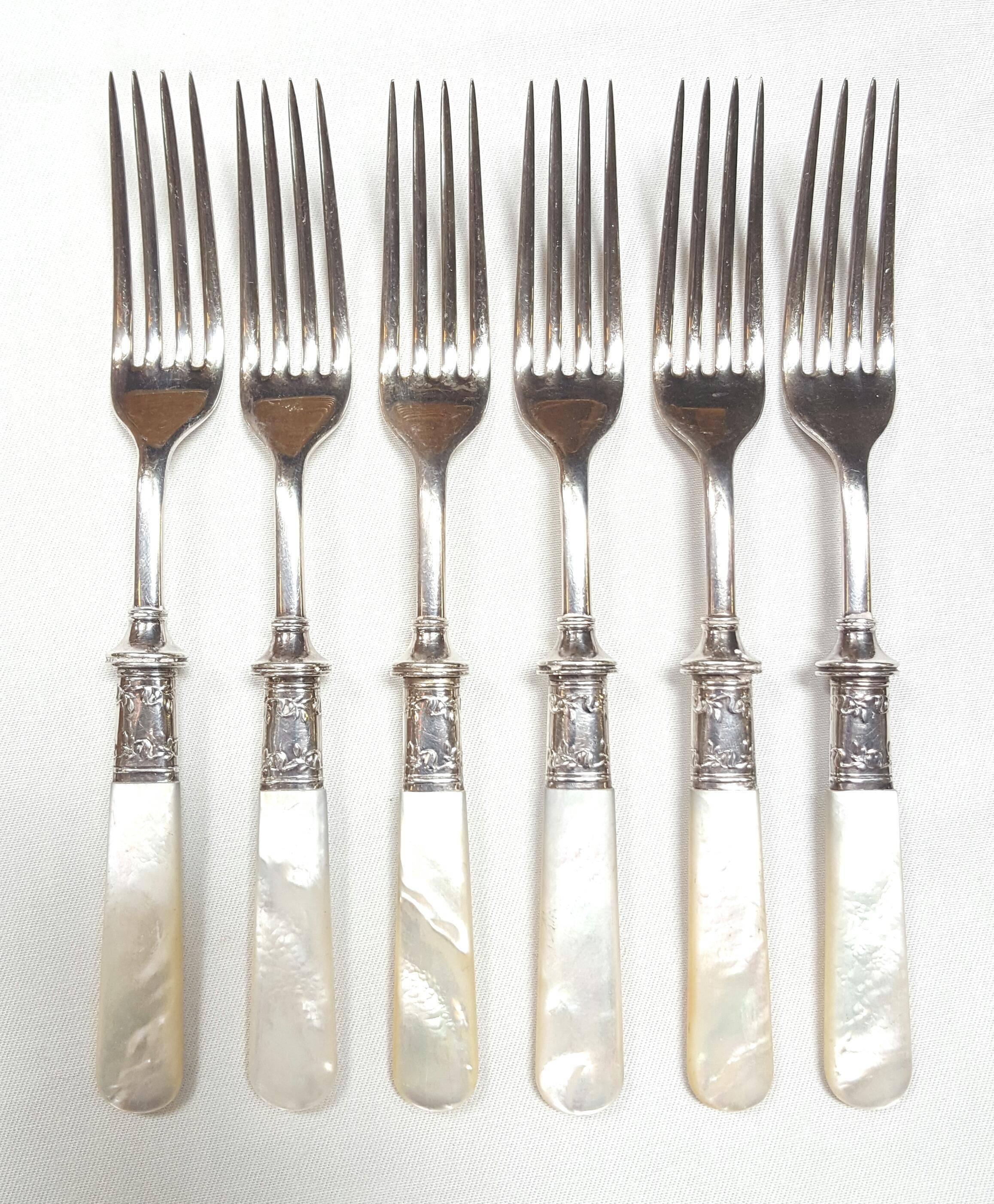 Antique fish flatware set, sterling silver with mother-of-pearl, set of 18

Landers, Frary & Clark Fish Set - Aetna Works
Qty: Set of 18 pieces (as pictured) six dinner forks, six dinner knives and six butter knives
Material: Mother-of-pearl