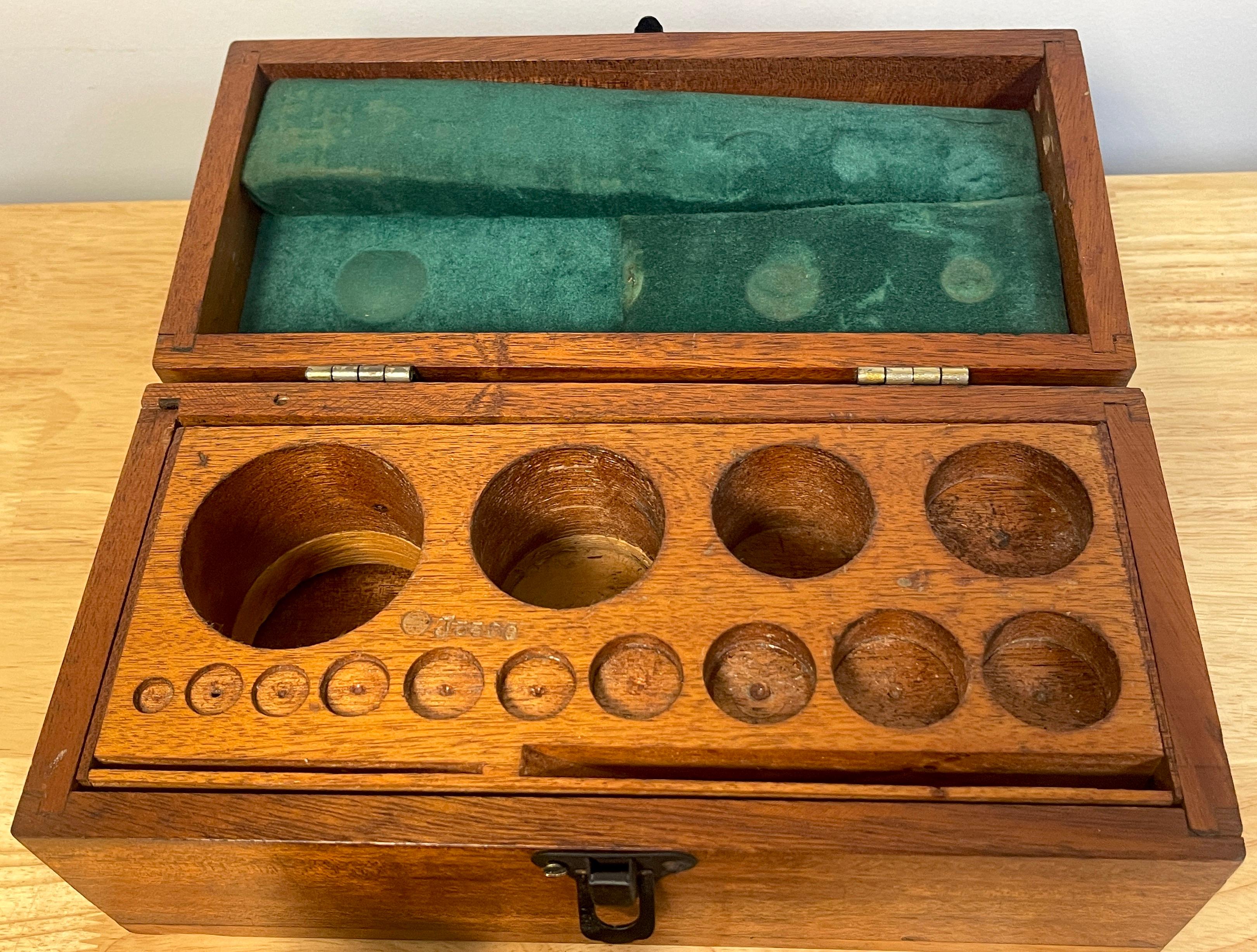 Antiguo juego completo de pesas de calibración Fisher Scientific de latón y roble en venta 4