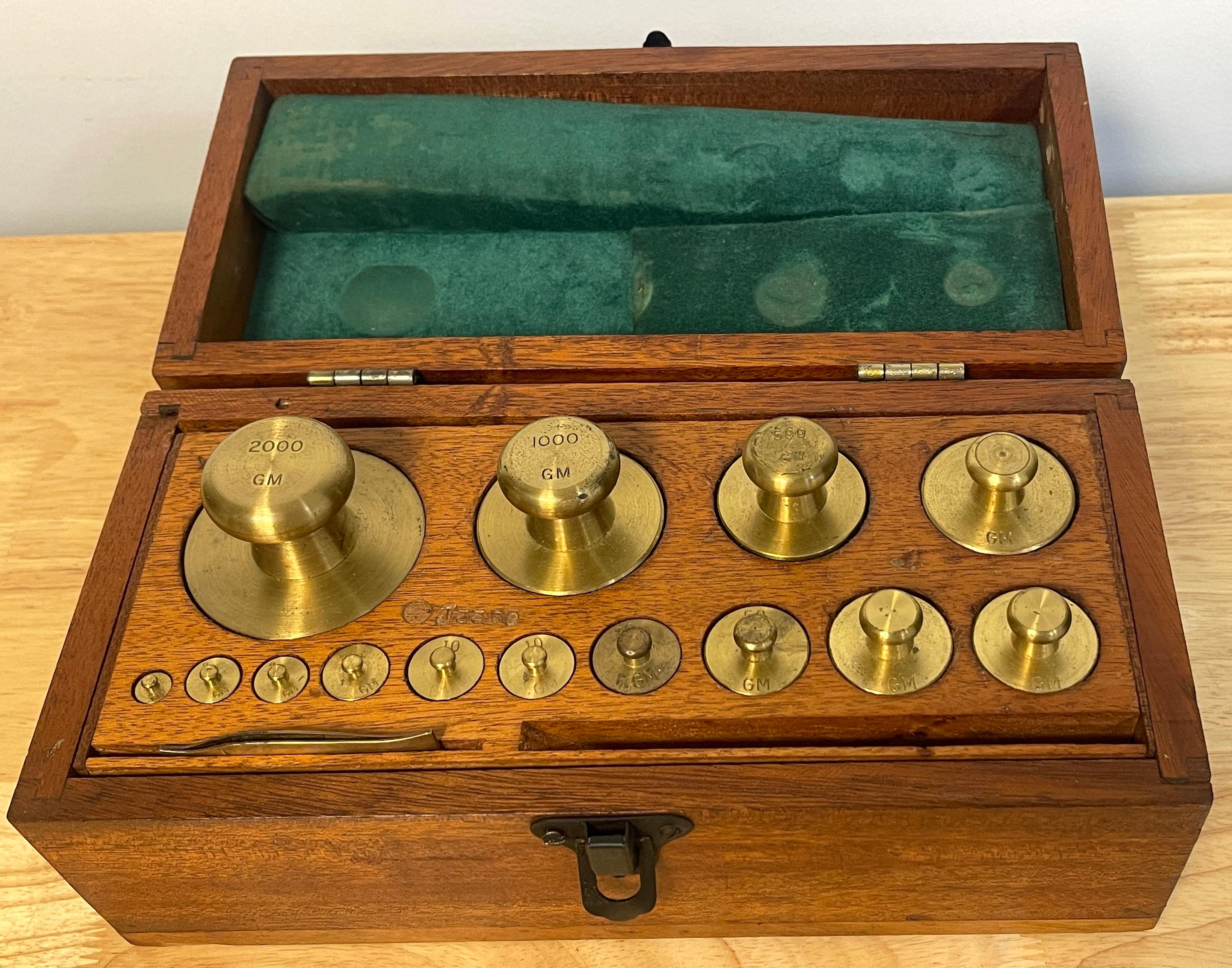 Antiguo juego completo de pesas de calibración Fisher Scientific de latón y roble en venta 5