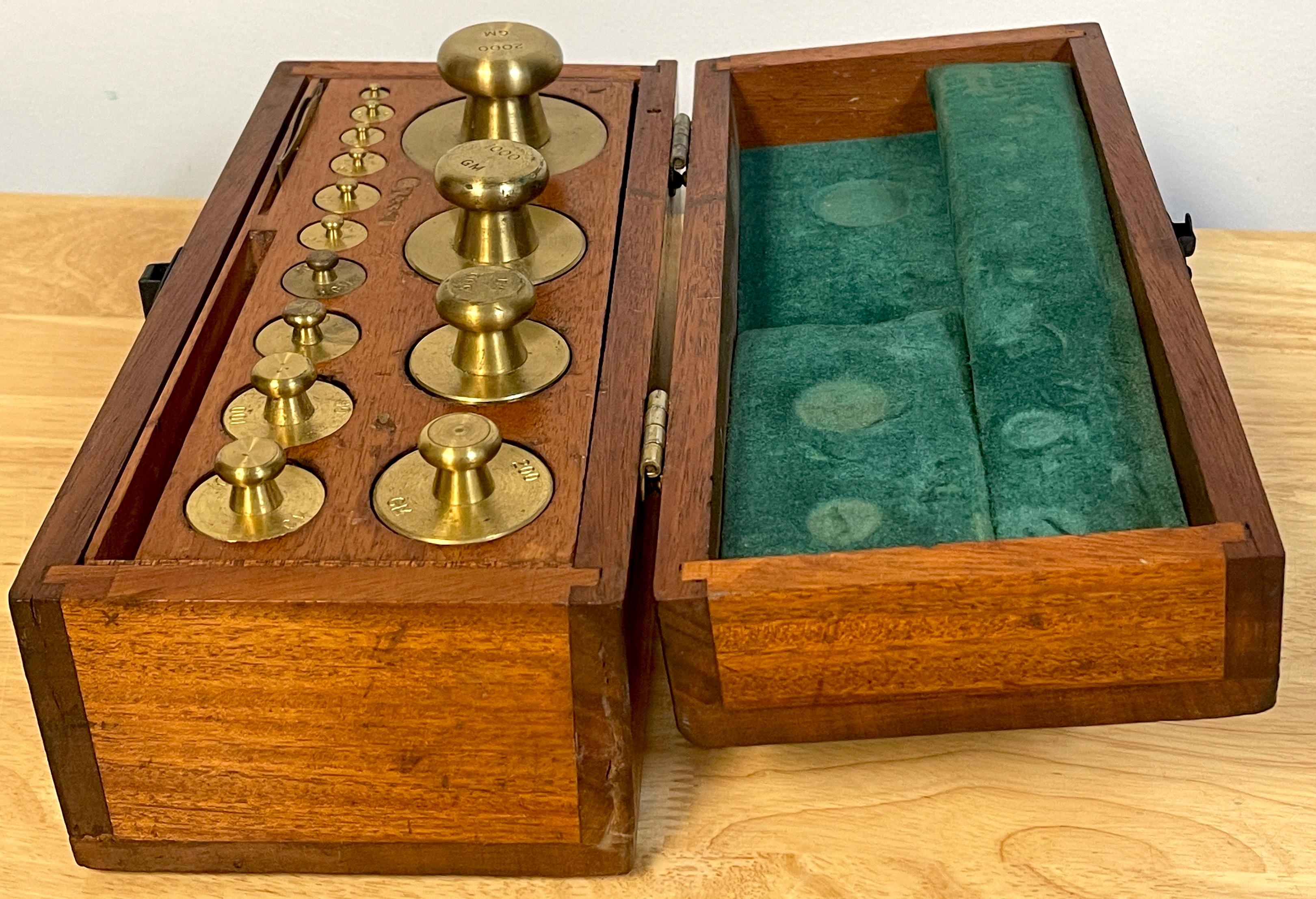 Antiguo juego completo de pesas de calibración Fisher Scientific de latón y roble Vaciado en venta