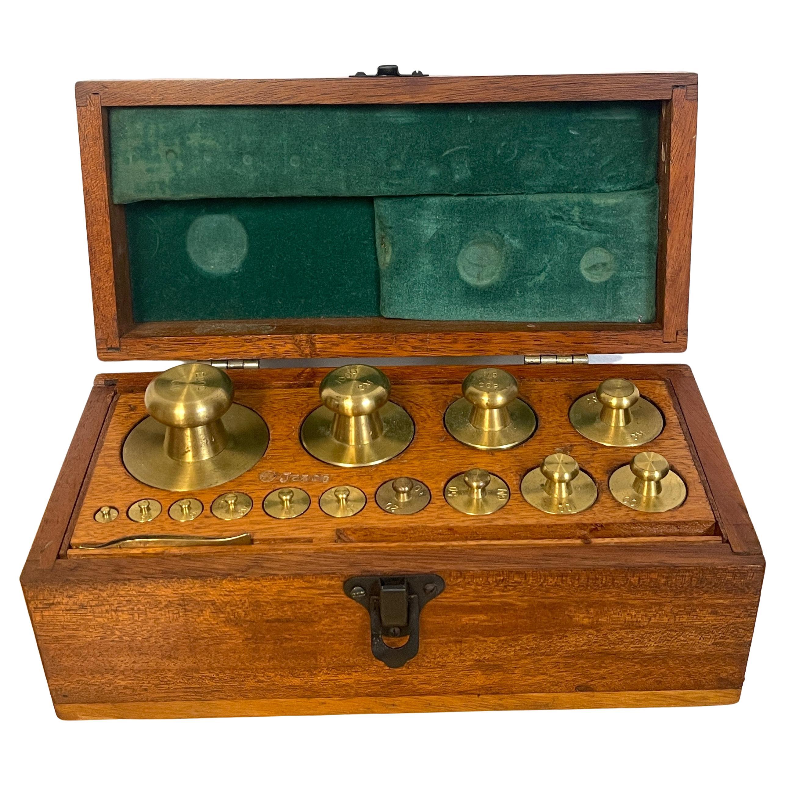 Antiguo juego completo de pesas de calibración Fisher Scientific de latón y roble en venta