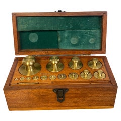 Ensemble complet de poids de calibrage Fisher Scientific en laiton et en Oak Oak antique