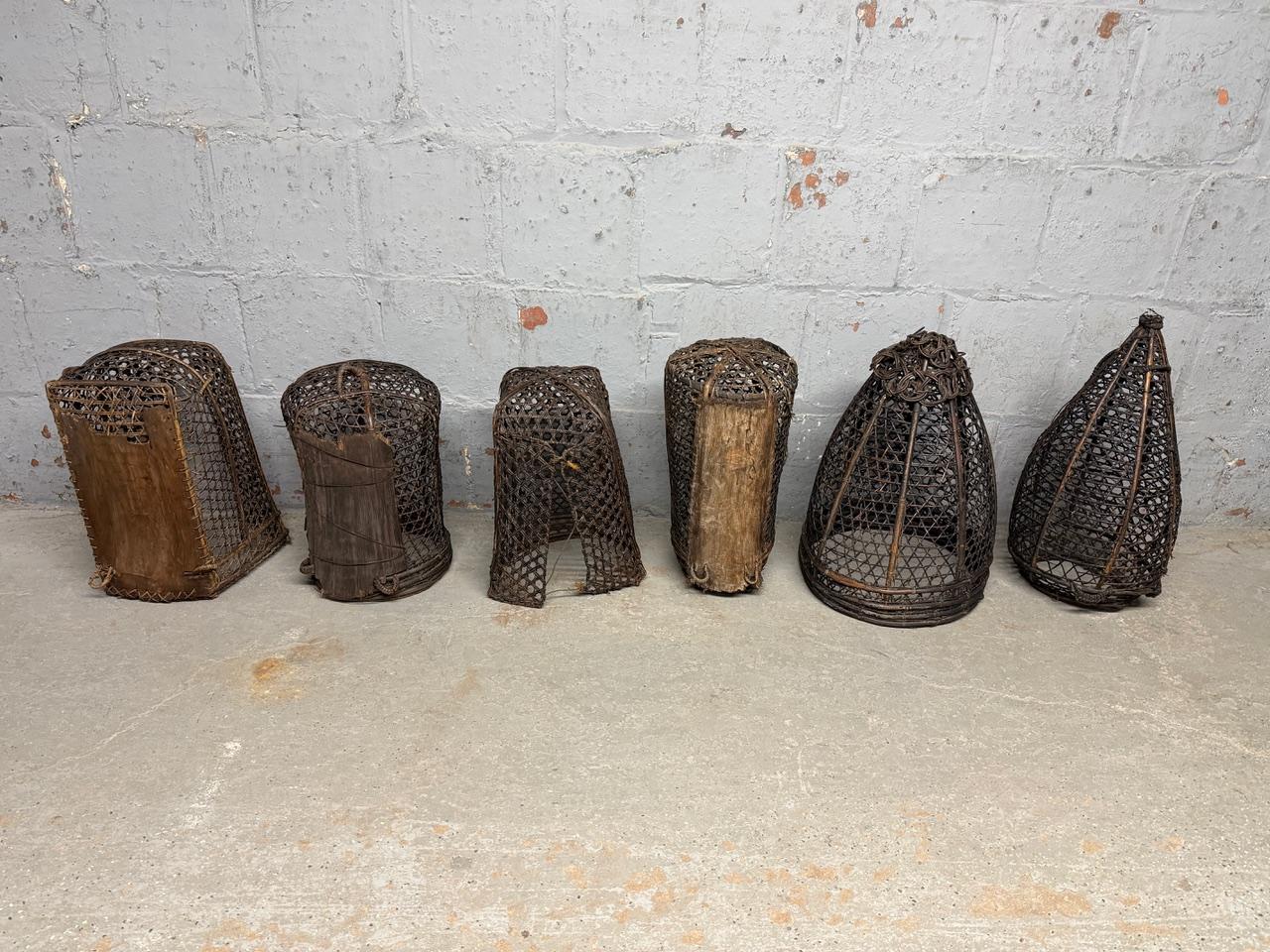 Nous avons une collection de six paniers anciens faits à la main, utilisés à l'origine pour la pêche sur l'île de Flore. Idéal comme luminaire unique ou pour contenir des magazines, etc.etc. Les dimensions reflètent la première image et le prix en