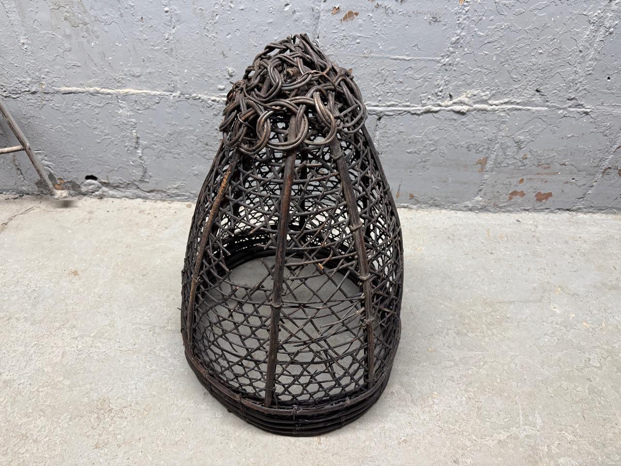 Rustique Panier de pêcheur antique ou luminaire en vente