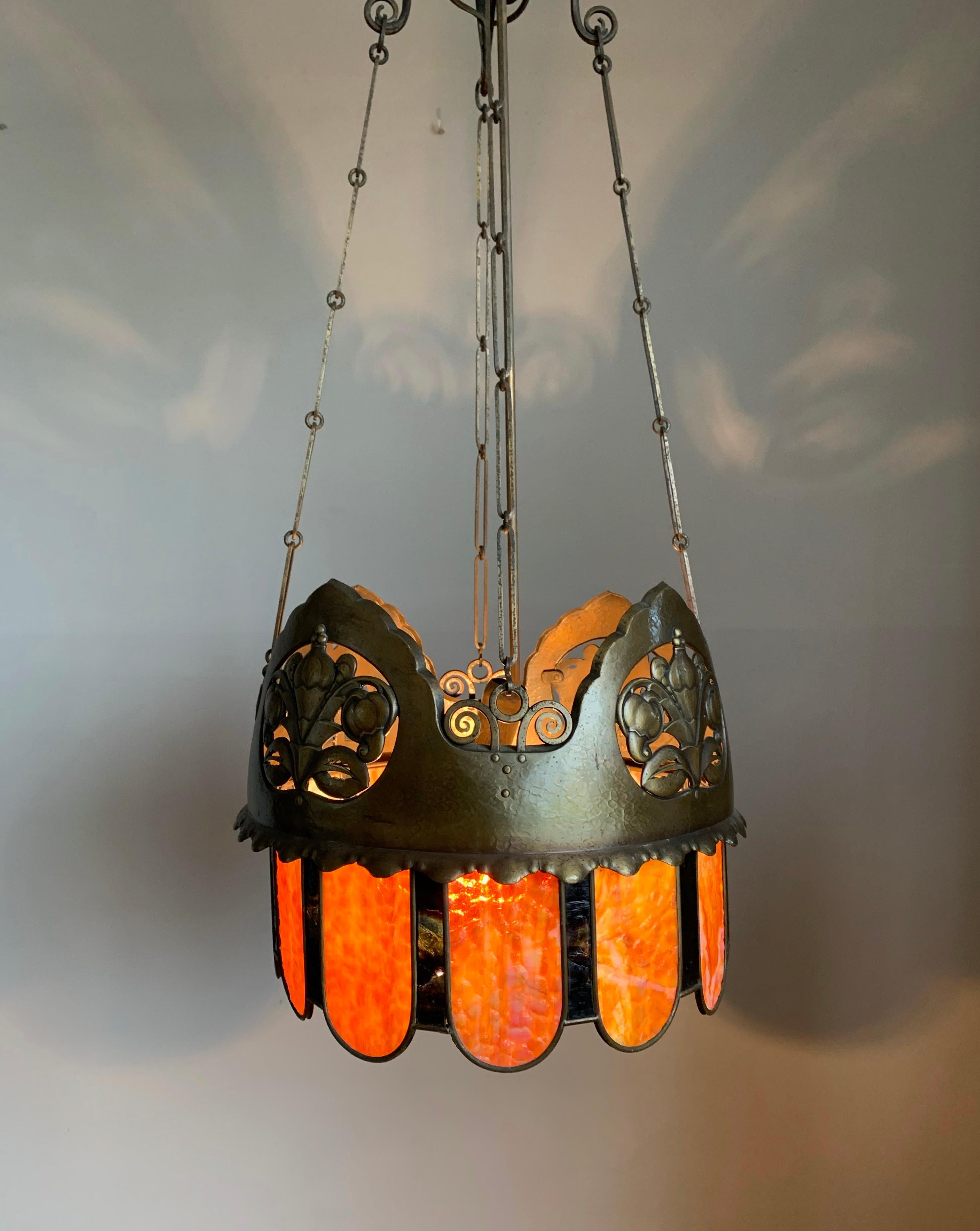 Arts and Crafts-Kronleuchter mit einzigartigem, großem, farbigem Kunstglasschirm (Messing) im Angebot