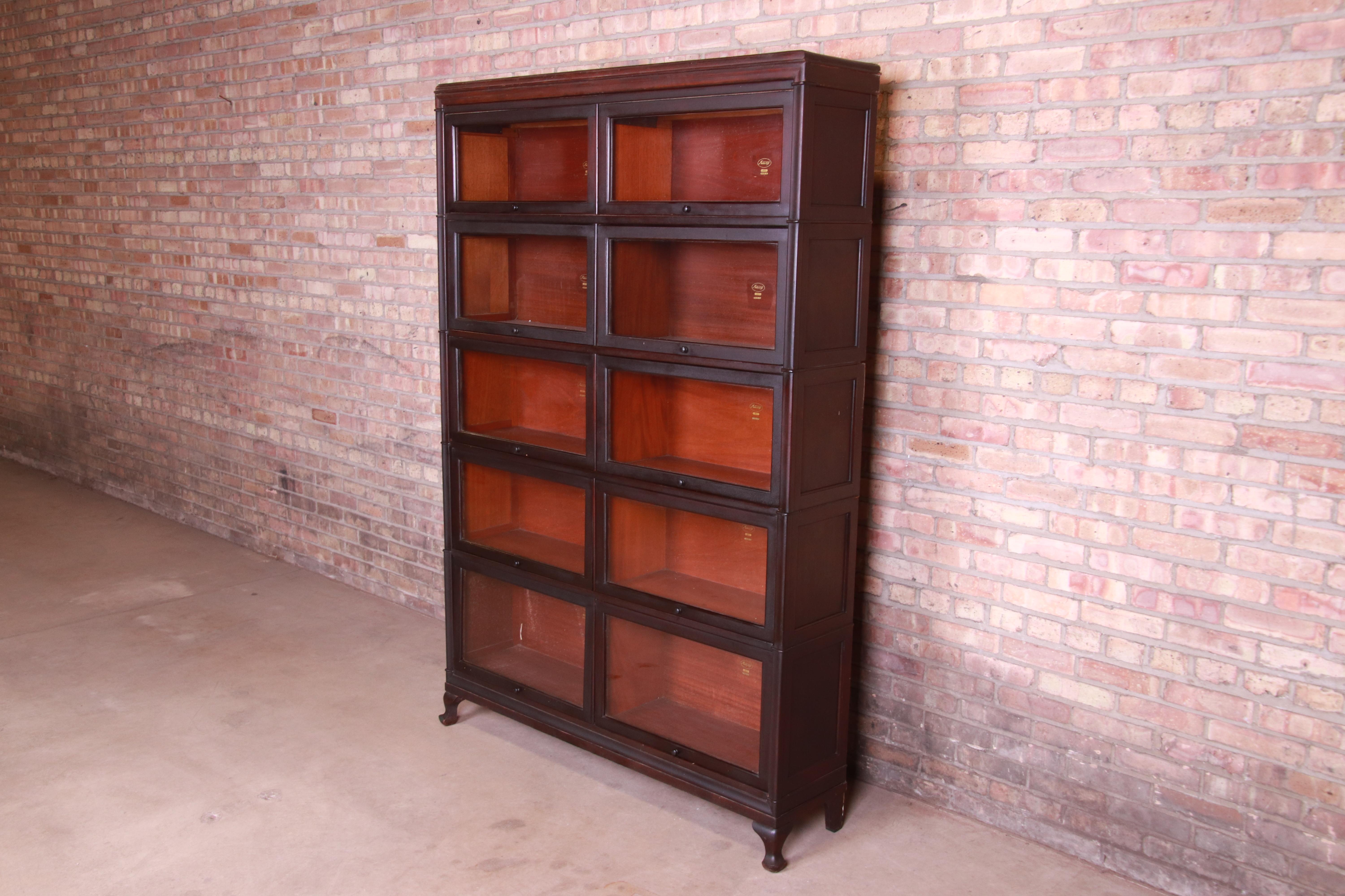 A gorgeous antique mahogany five-stack double barrister bookcase

By Macey

USA, circa 1920s

Measures: 53.88