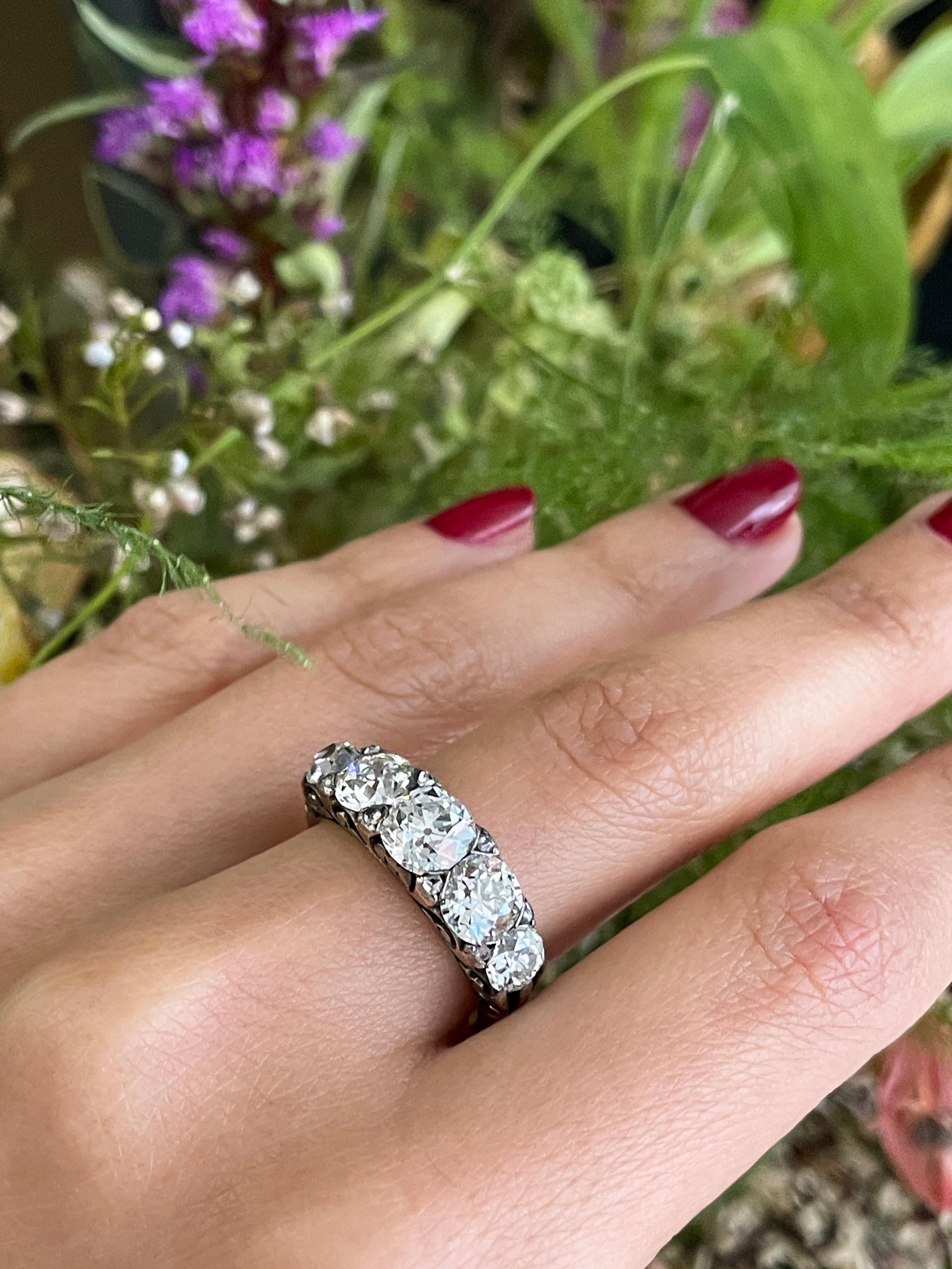 Antiker handgeschnitzter Ring mit fünf Steinen, um 1910 3