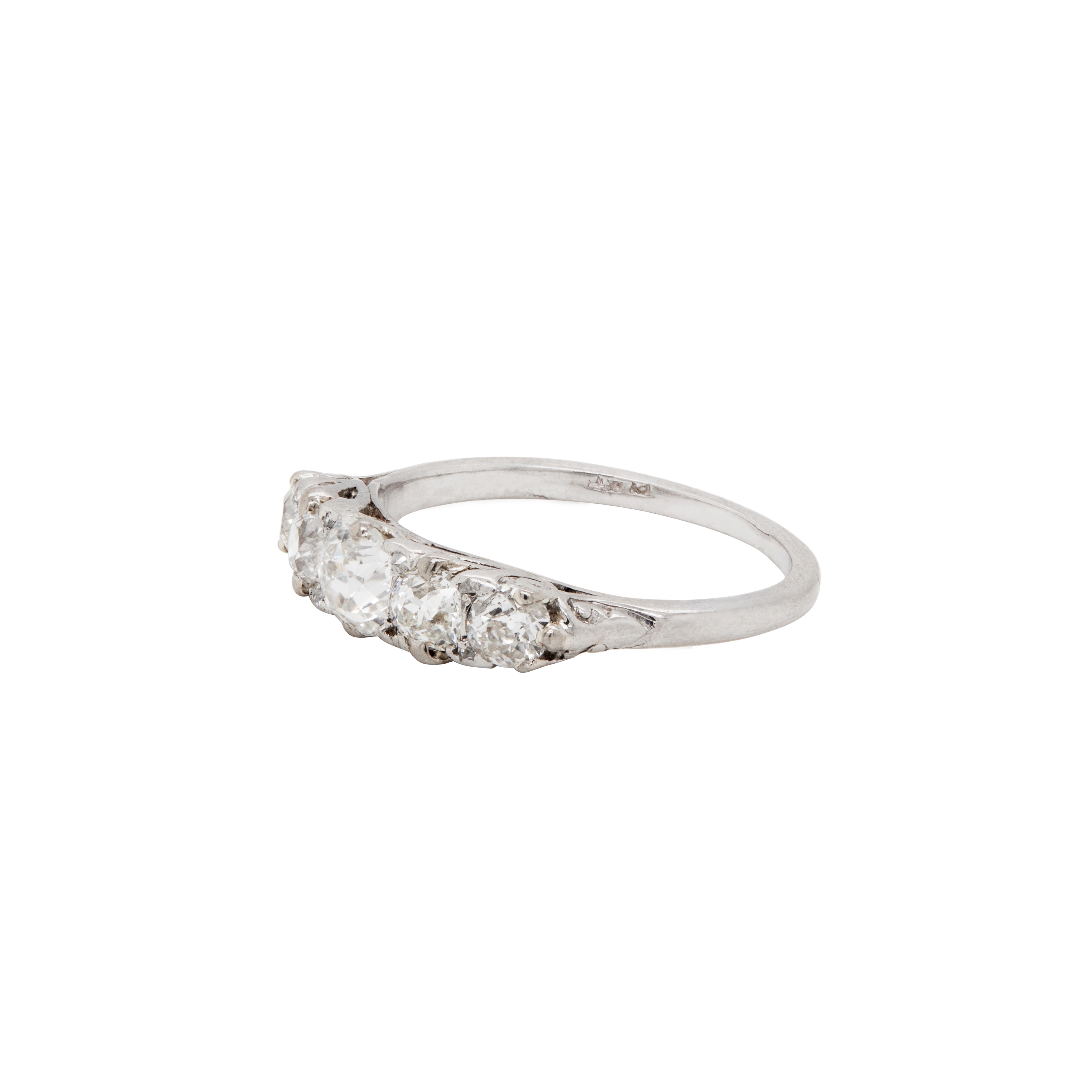 Nous avons daté cette magnifique bague ancienne à cinq pierres et diamants de taille ancienne du début du XXe siècle, et elle est d'une perfection absolue.

Cinq diamants de taille ancienne, qui auraient été taillés individuellement à la main, ont
