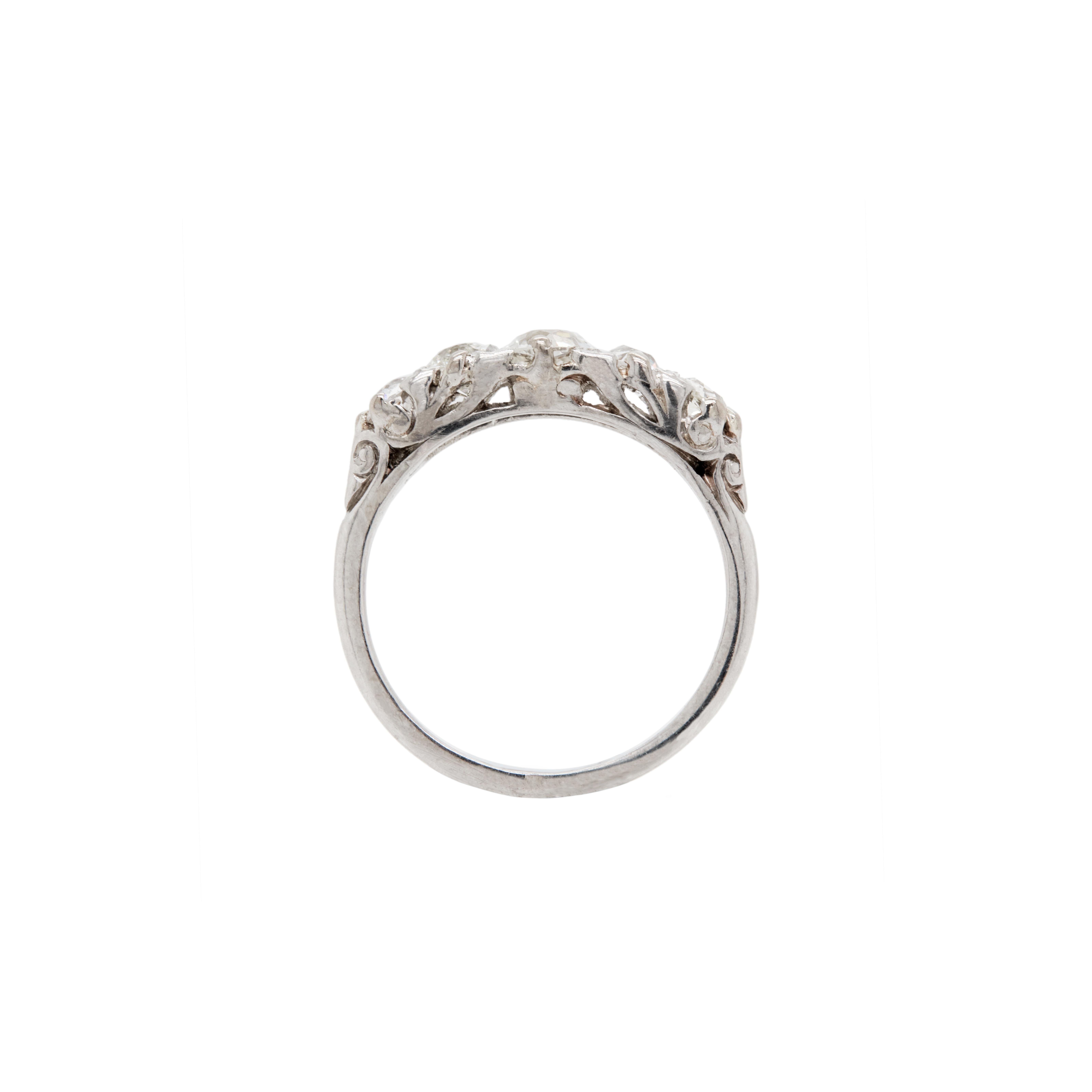 Victorien tardif Bague ancienne en platine et diamant à cinq pierres taillées à l'ancienne, vers 1900 en vente