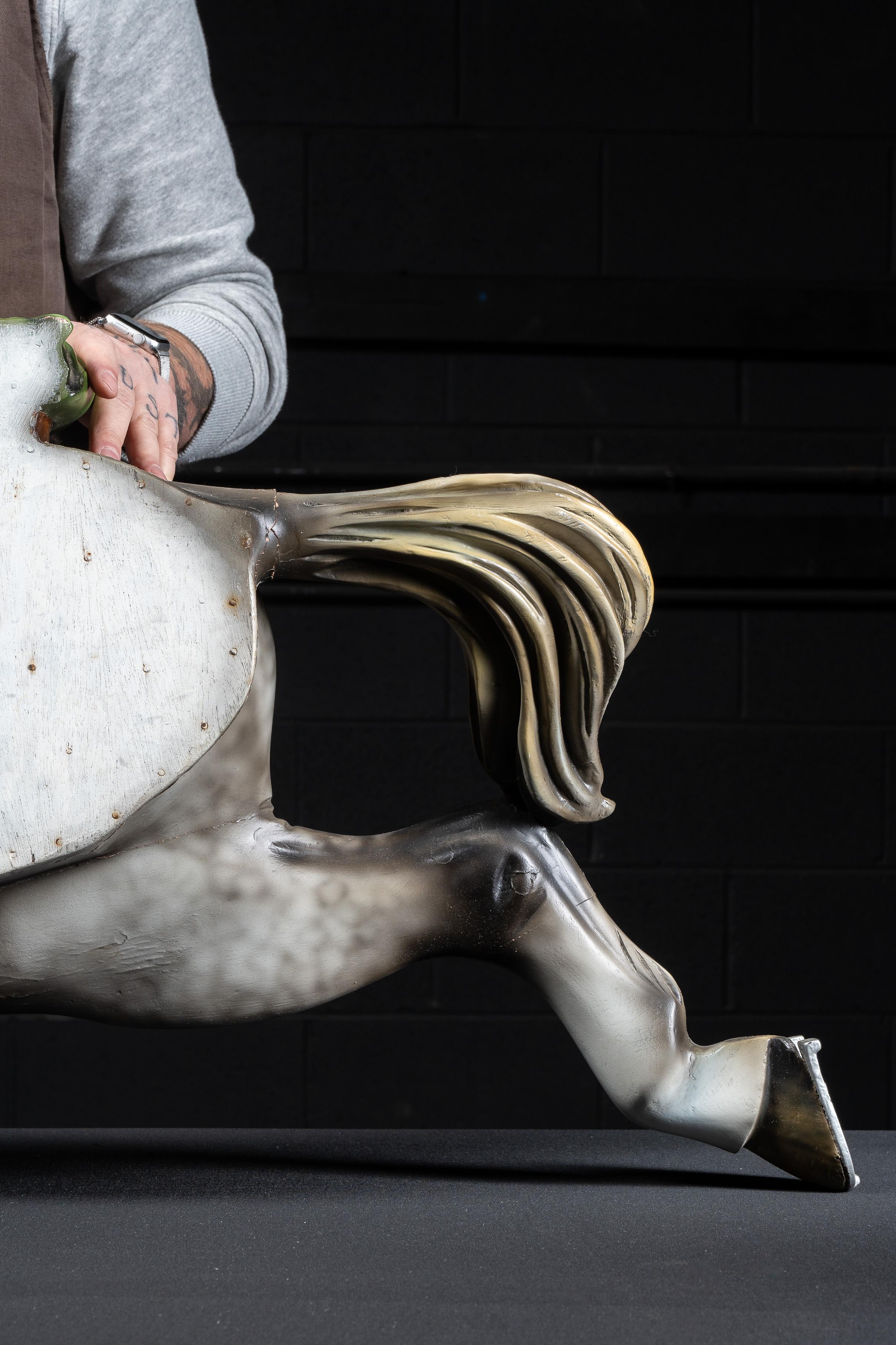 Antico cavallo da carosello Flag Jumper in grigio di C.W. Walker in vendita 4