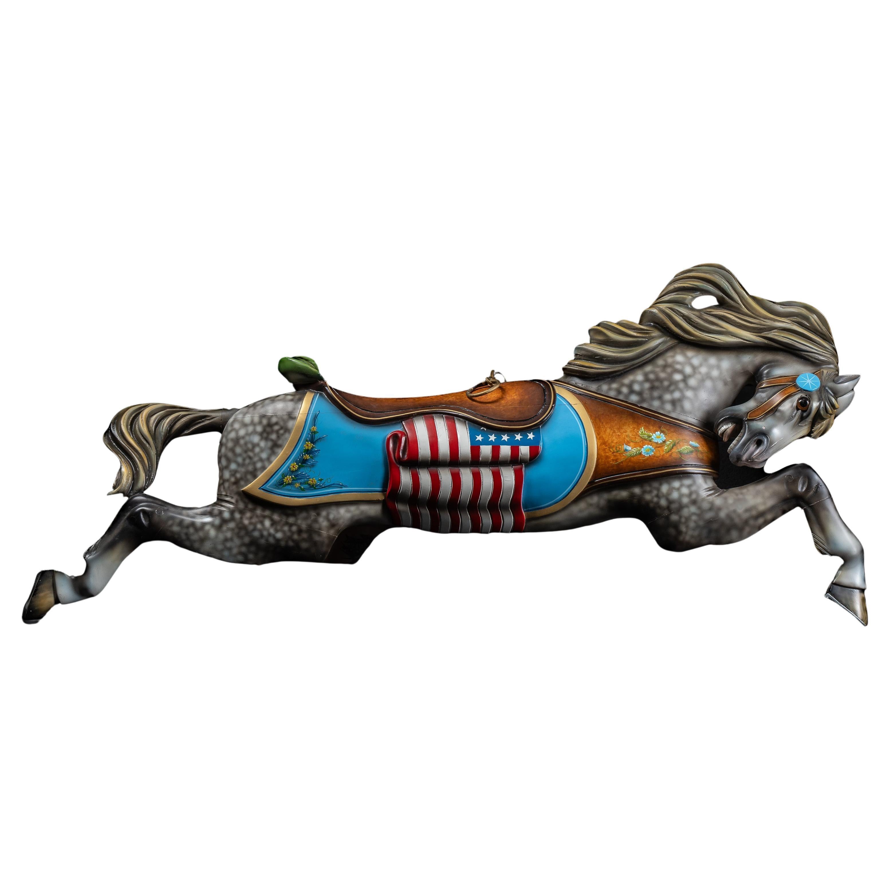 Caballo de carrusel antiguo con bandera en gris de C. W. Walker
