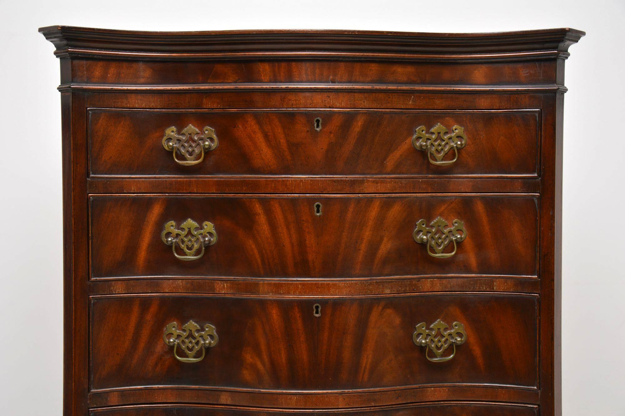 This antique mahogany serpentine fronted chest on chest is extremely fine quality and in excellent condition. It has a wonderfully patterned flame mahogany running though all the drawers. The drawers are all graduated in depth, with original brass