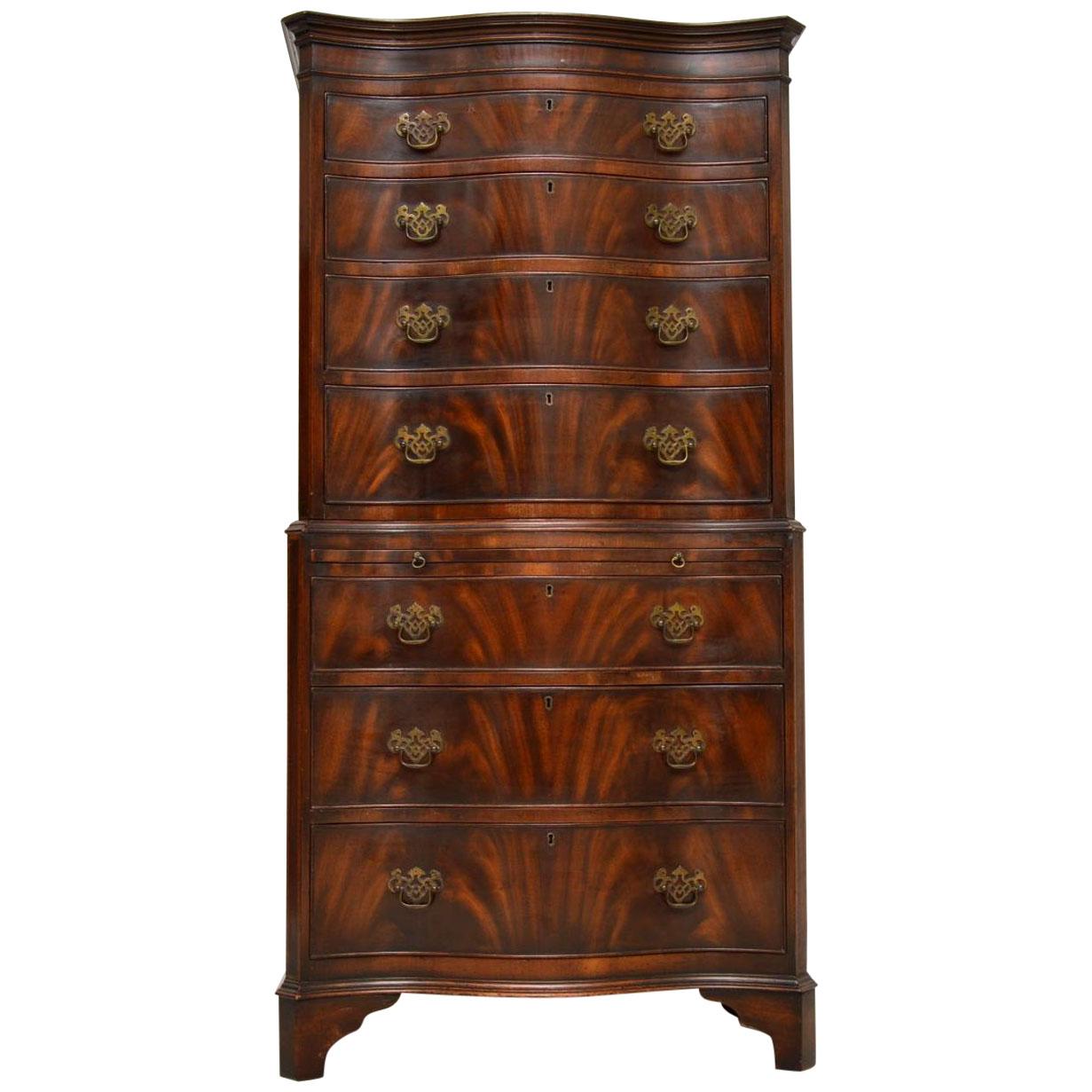 This antique mahogany serpentine fronted chest on chest is extremely fine quality and in excellent condition. It has a wonderfully patterned flame mahogany running though all the drawers. The drawers are all graduated in depth, with original brass