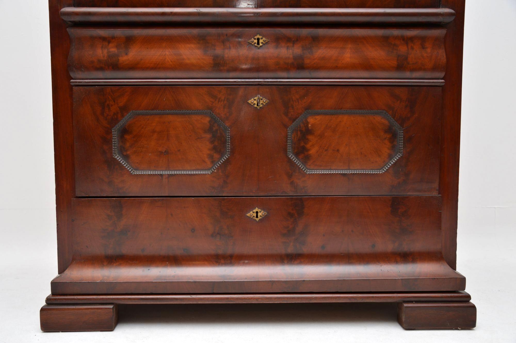 Antique Flame Mahogany Cylinder Top Bureau In Good Condition In London, GB