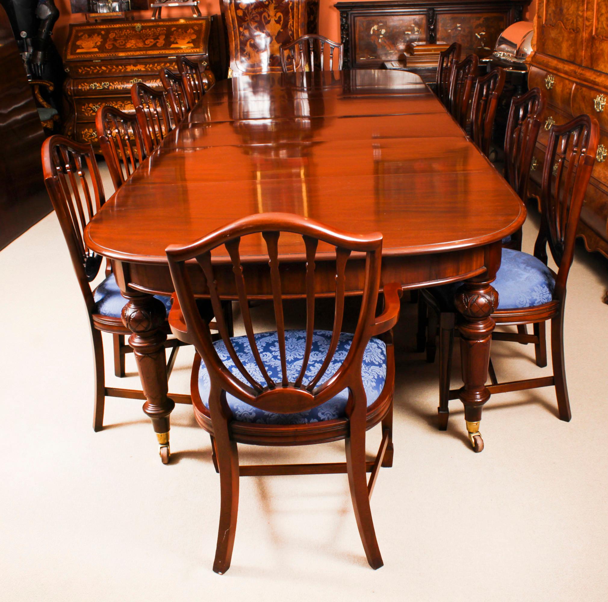 Il s'agit d'une superbe table de salle à manger victorienne en acajou flammé, datant de CIRCA 1860, et de douze chaises de salle à manger Hepplewhite revival.

Cette table étonnante peut accueillir confortablement douze personnes et a été fabriquée