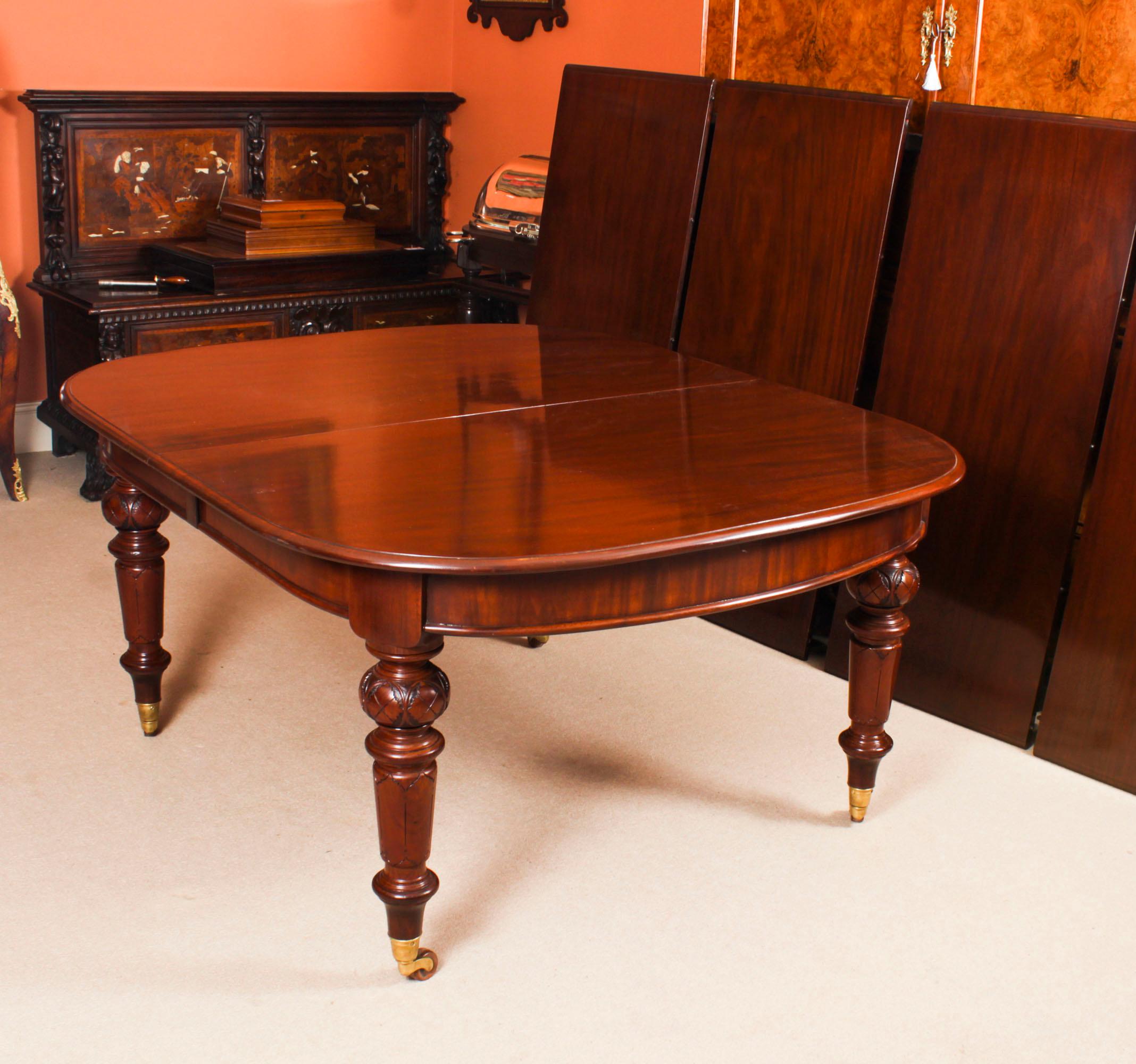 Antique Flame Mahogany Extending Dining Table & 12 ShieldBack Chairs In Good Condition In London, GB