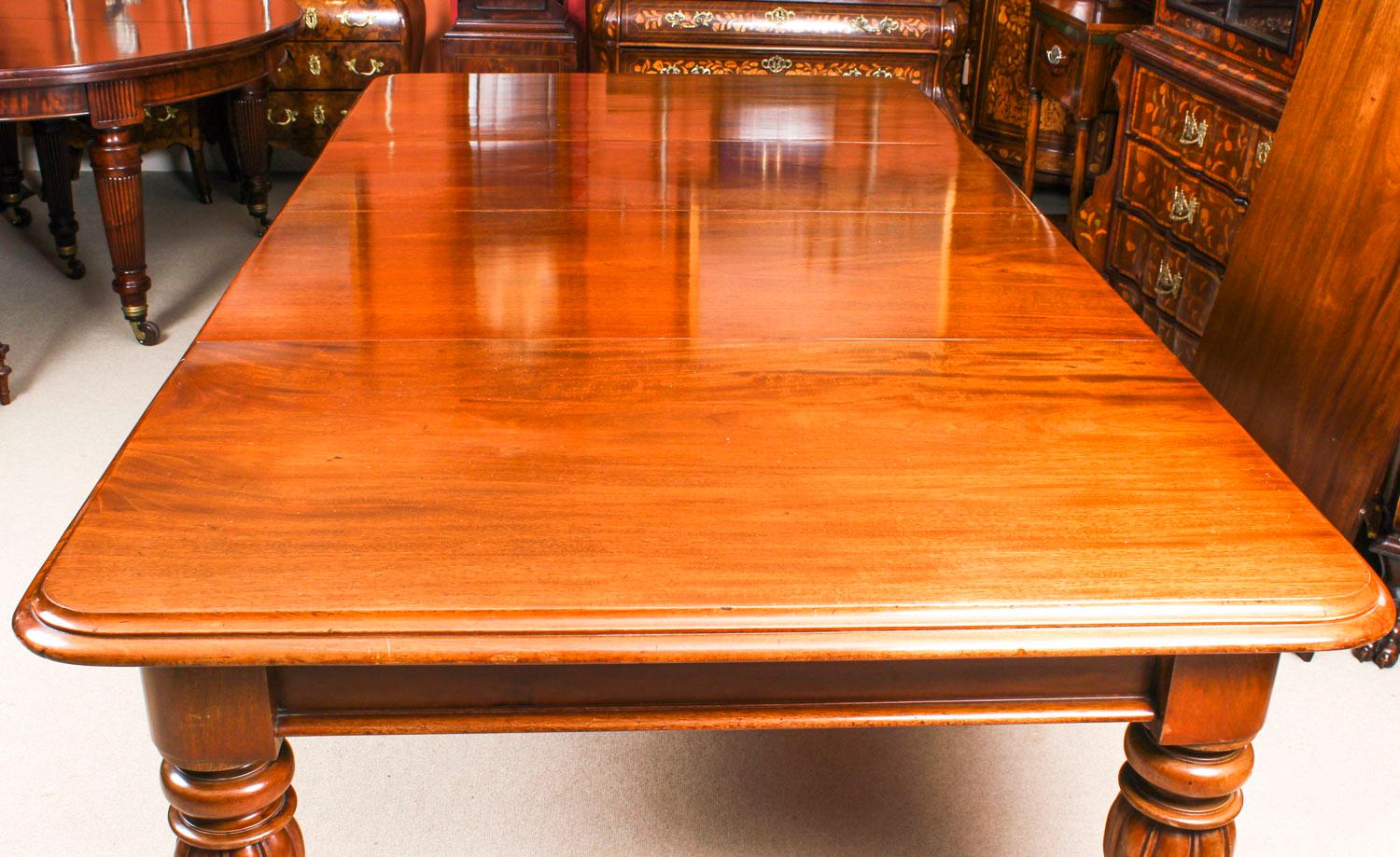 Antique Flame Mahogany Extending Dining Table, 19th Century 11