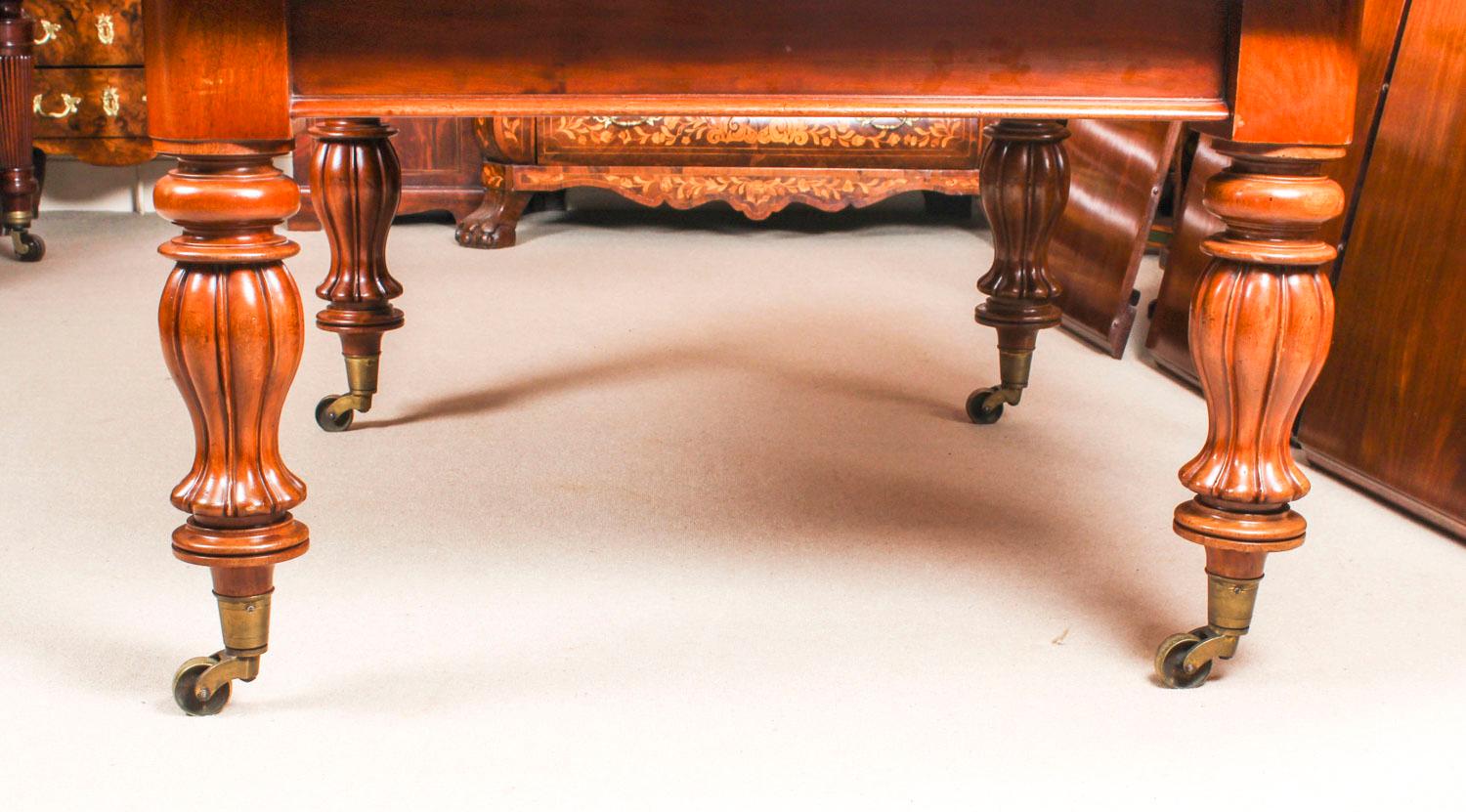 Antique Flame Mahogany Extending Dining Table, 19th Century 14