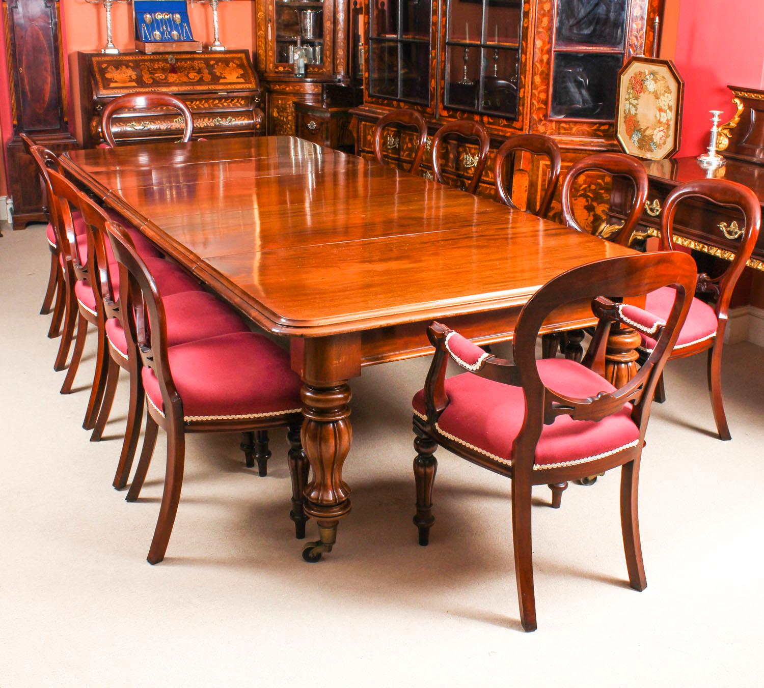 Antique Flame Mahogany Extending Dining Table, 19th Century In Good Condition In London, GB