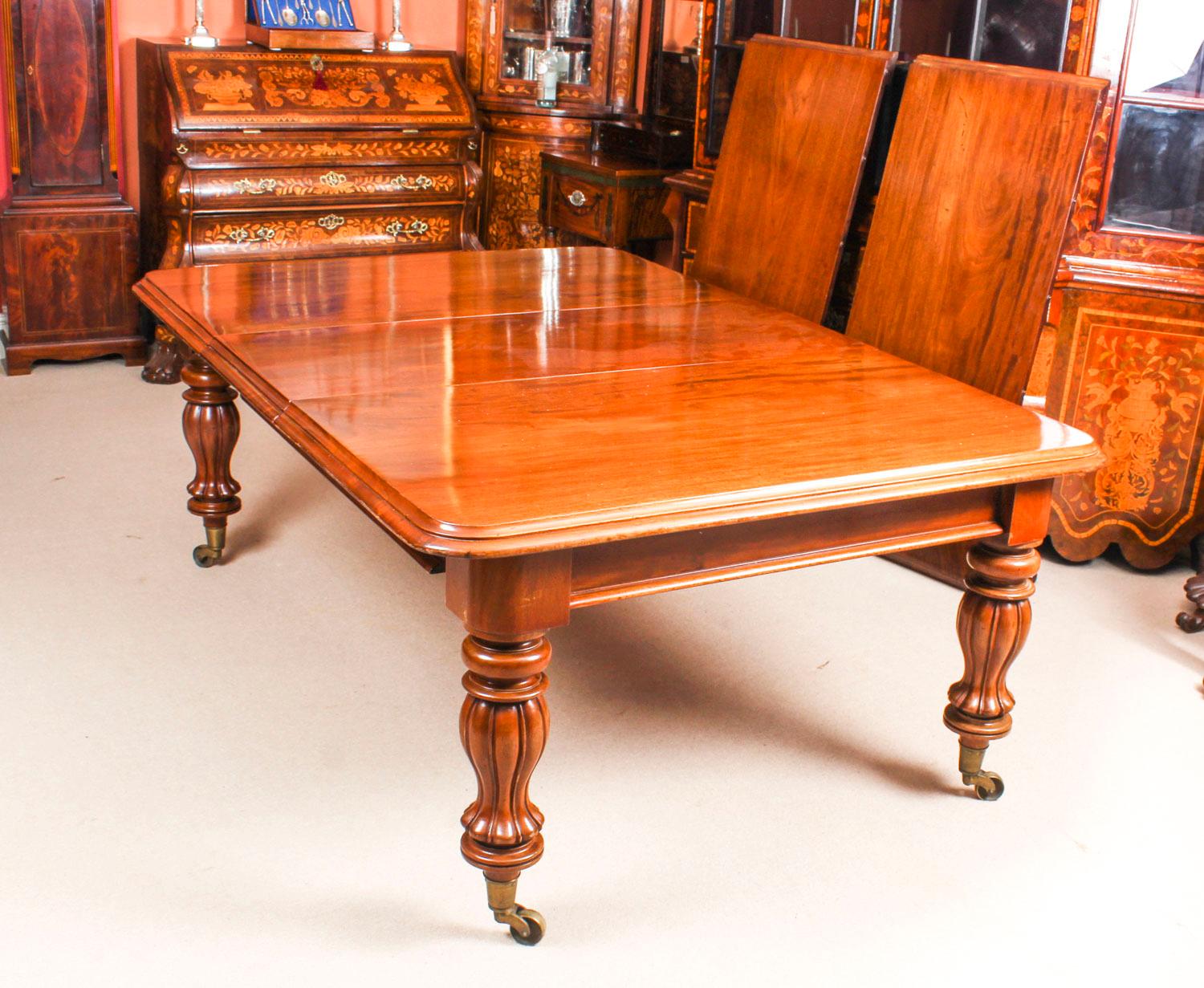 Antique Flame Mahogany Extending Dining Table, 19th Century 2