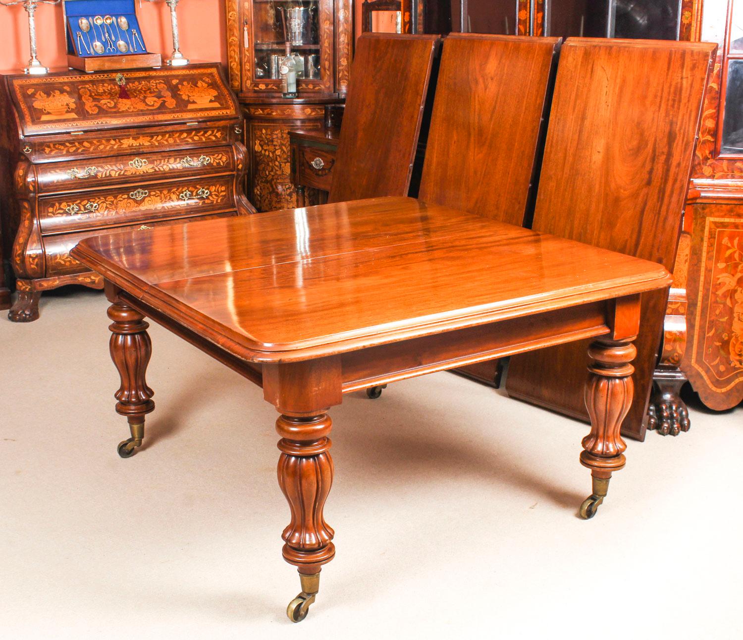 Antique Flame Mahogany Extending Dining Table, 19th Century 3