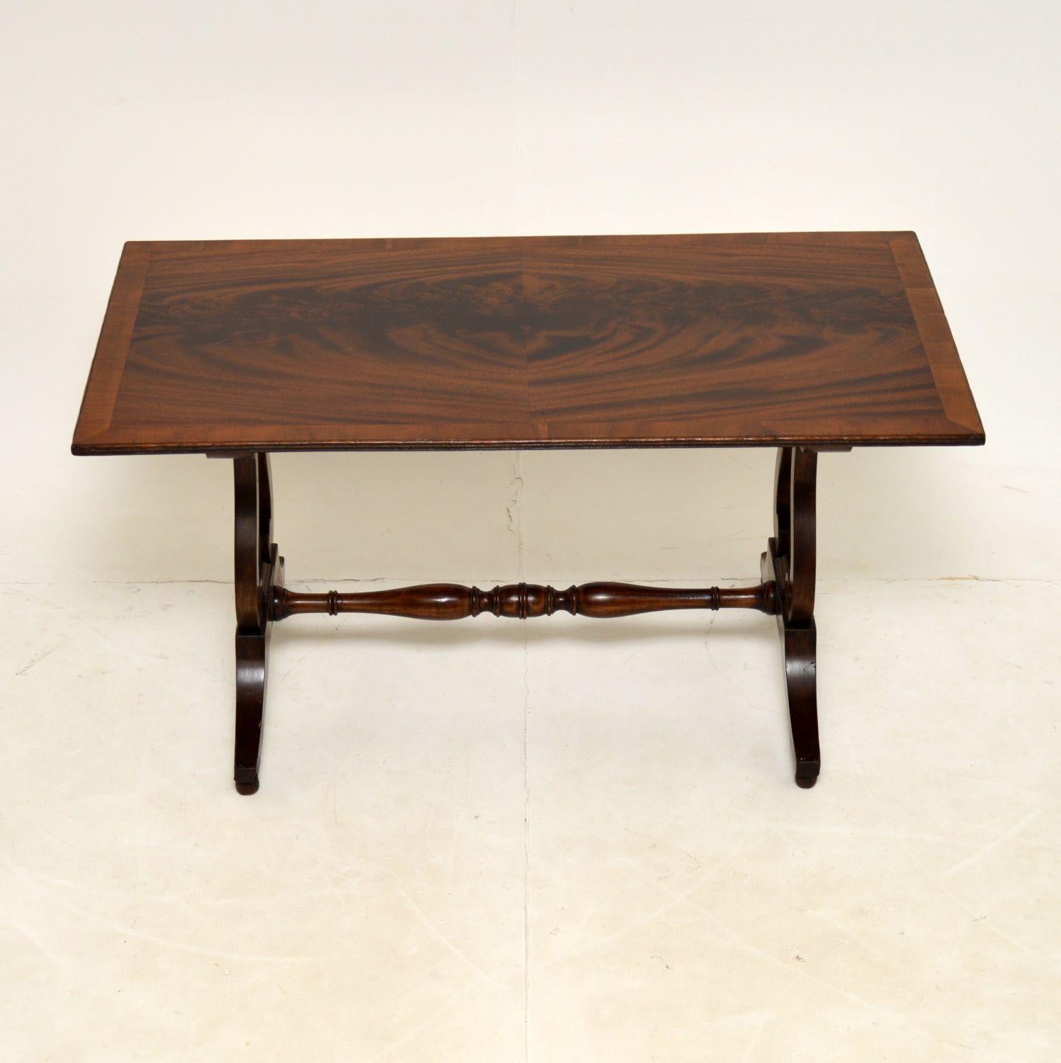 A beautiful antique coffee table in the Regency style, made in England & dating from around the 1930-1950’s period.

The quality is excellent and this is a very useful size. It has wonderful flame mahogany veneers on the top, with a cross banded