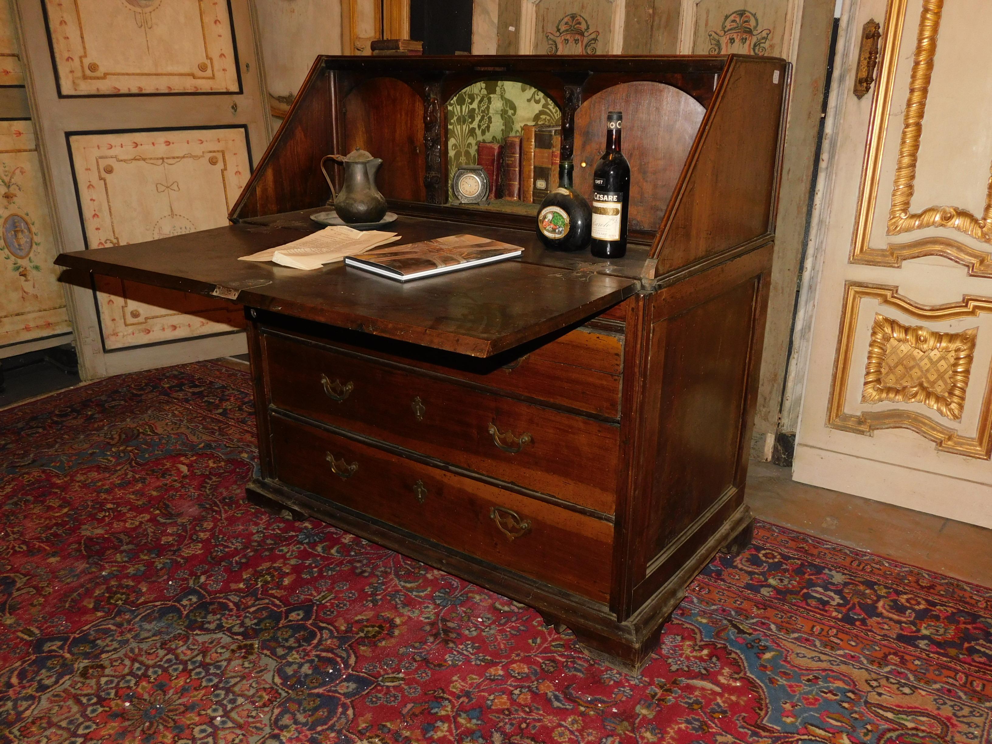 Antique Flap in Walnut, Desk with Chest, Used for Travel, 18th Century, Italy In Good Condition For Sale In Cuneo, Italy (CN)
