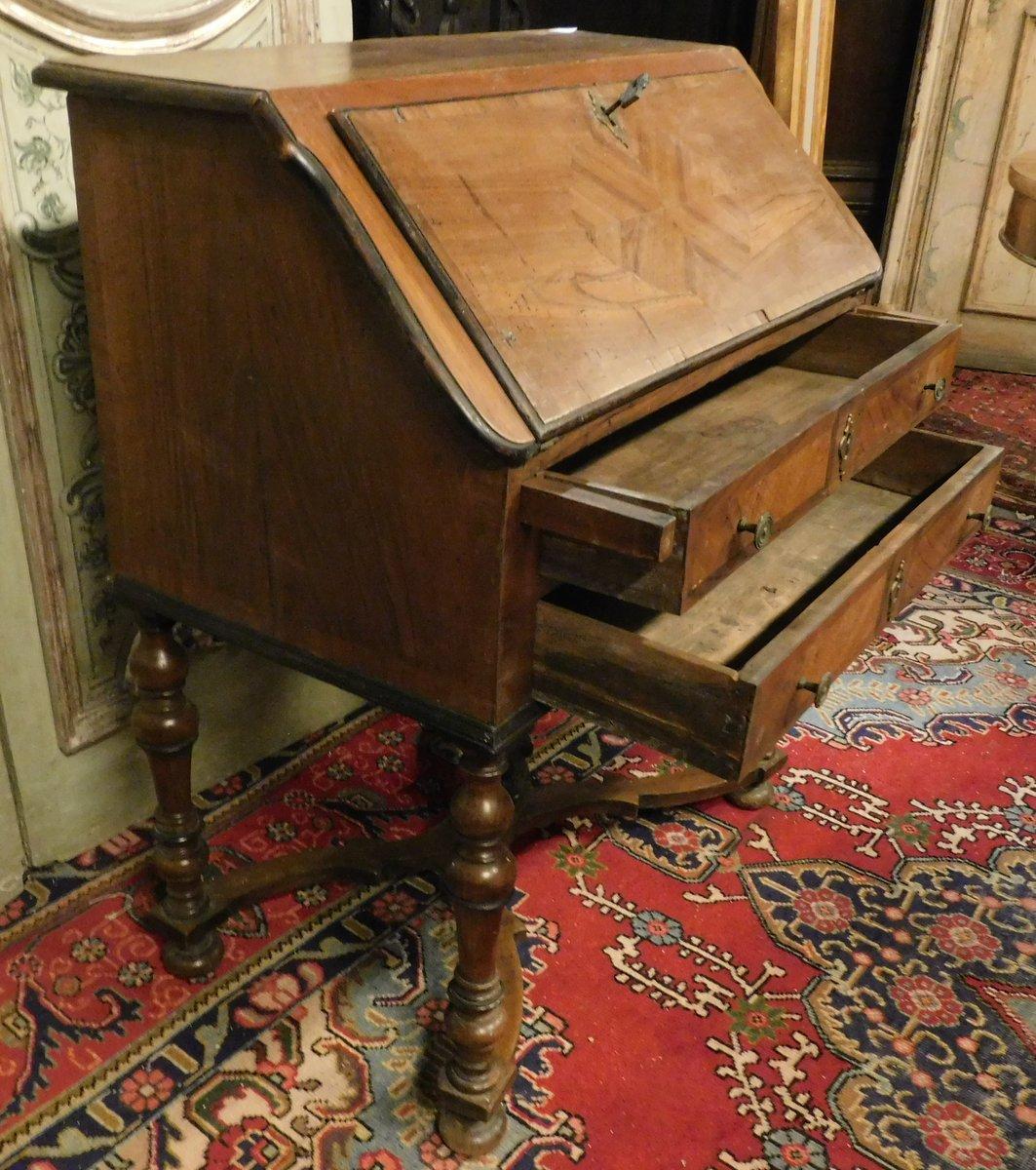 Antiker Schreibtisch mit Klappe aus Nussbaumholz, geschnitzte Kreuzbeine, frühes 18. Jahrhundert, Italien im Angebot 4