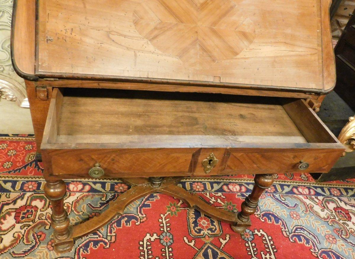 Antiker Schreibtisch mit Klappe aus Nussbaumholz, geschnitzte Kreuzbeine, frühes 18. Jahrhundert, Italien (Handgeschnitzt) im Angebot