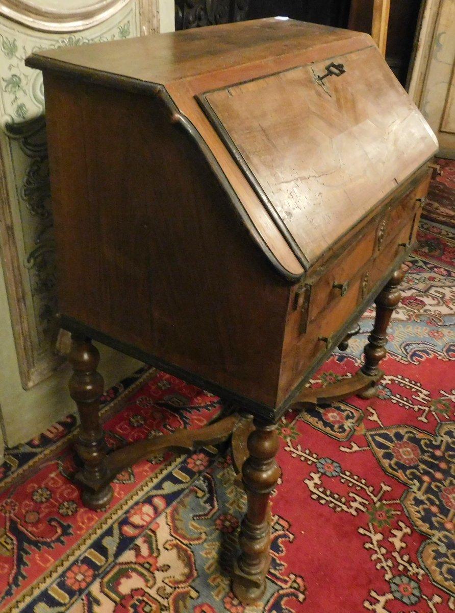 Antiker Schreibtisch mit Klappe aus Nussbaumholz, geschnitzte Kreuzbeine, frühes 18. Jahrhundert, Italien im Zustand „Gut“ im Angebot in Cuneo, Italy (CN)