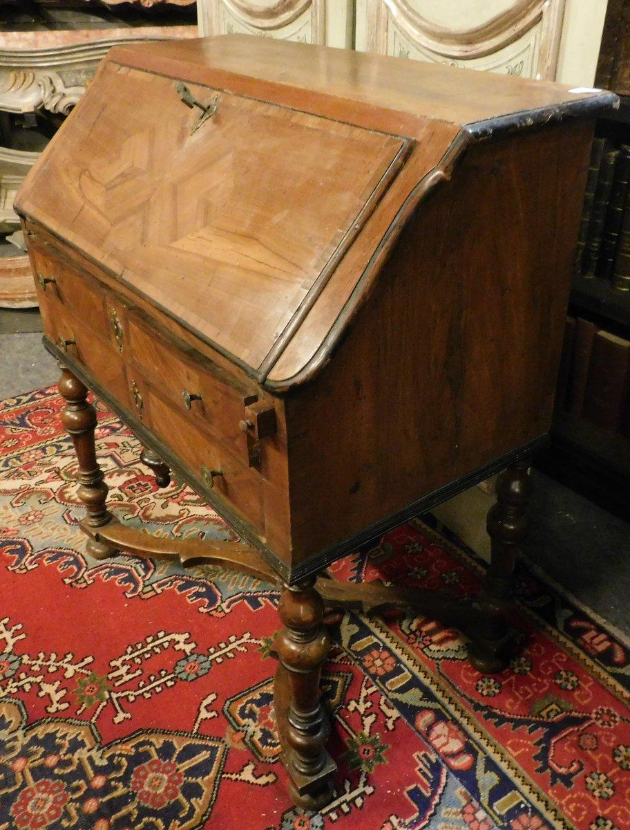 Antiker Schreibtisch mit Klappe aus Nussbaumholz, geschnitzte Kreuzbeine, frühes 18. Jahrhundert, Italien (18. Jahrhundert und früher) im Angebot