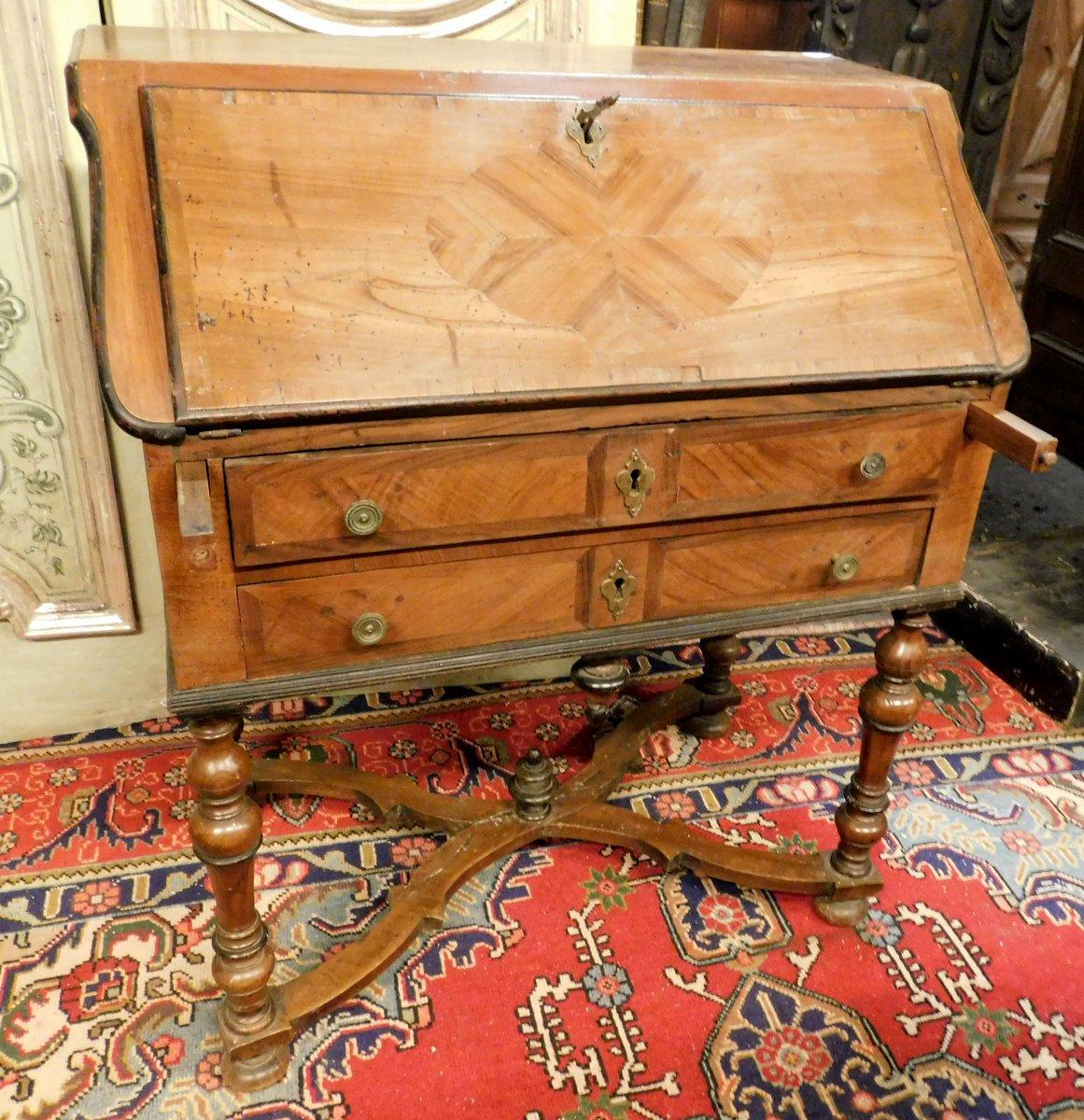 Antiker Schreibtisch mit Klappe aus Nussbaumholz, geschnitzte Kreuzbeine, frühes 18. Jahrhundert, Italien im Angebot 1
