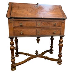 Bureau à rabat ancien en noyer, pieds en croix sculptés, début du XVIIIe siècle, Italie
