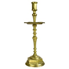 Antico candeliere fiammingo in ottone con vassoio di raccolta, 18° secolo