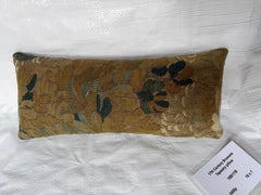 Cuscino antico in arazzo fiammingo di Bruxelles, frammento botanico del XVII secolo