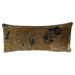 Cuscino antico in arazzo fiammingo di Bruxelles, frammento botanico del XVII secolo