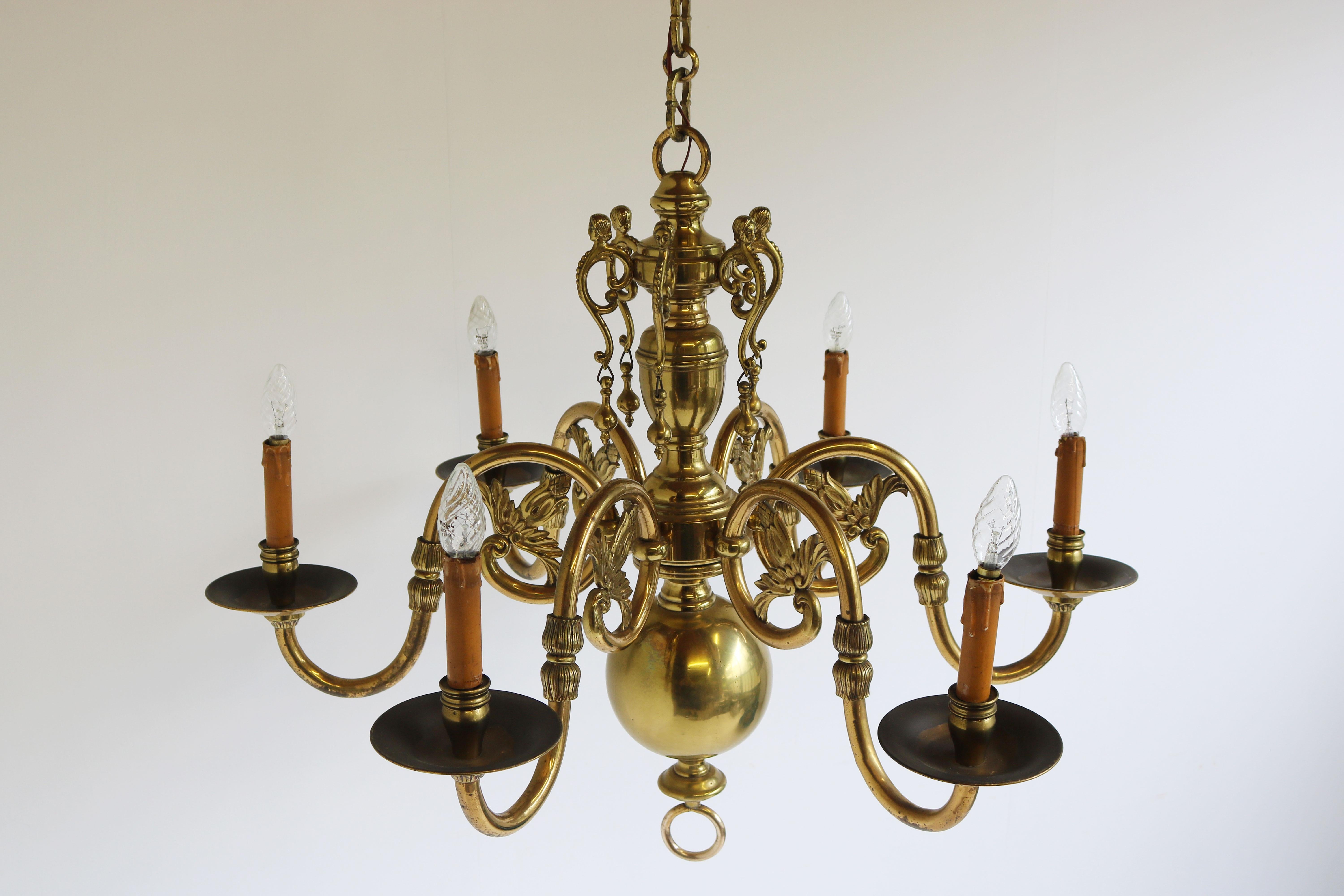 Lustre flamand ancien de style géorgien en laiton massif du 19ème siècle, lampe classique en vente 3