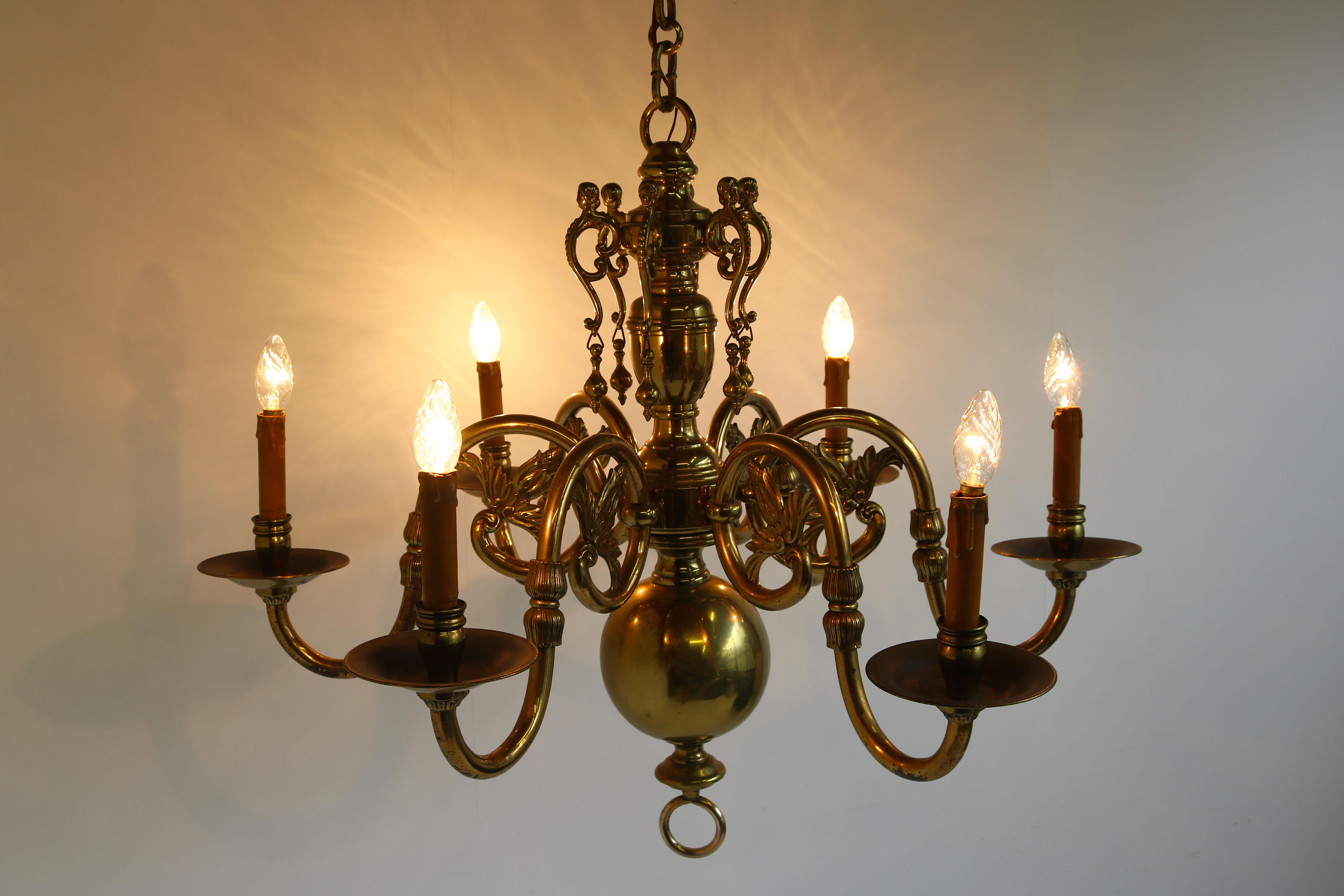 Antiker flämischer Kronleuchter im georgianischen Stil des 19. Jahrhunderts, klassische Lampe aus massivem Messing (Georgian) im Angebot