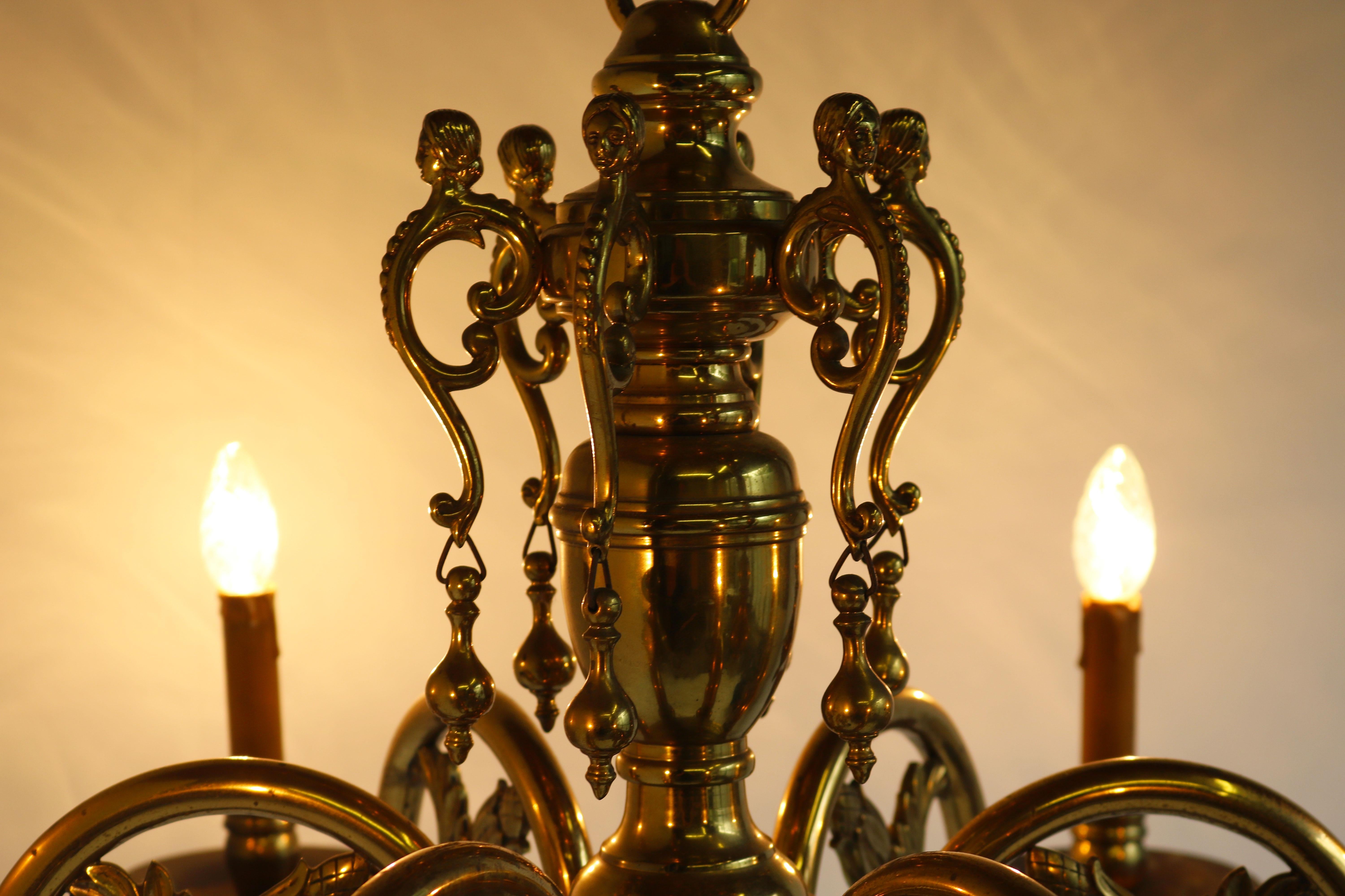 Antiker flämischer Kronleuchter im georgianischen Stil des 19. Jahrhunderts, klassische Lampe aus massivem Messing (Belgisch) im Angebot
