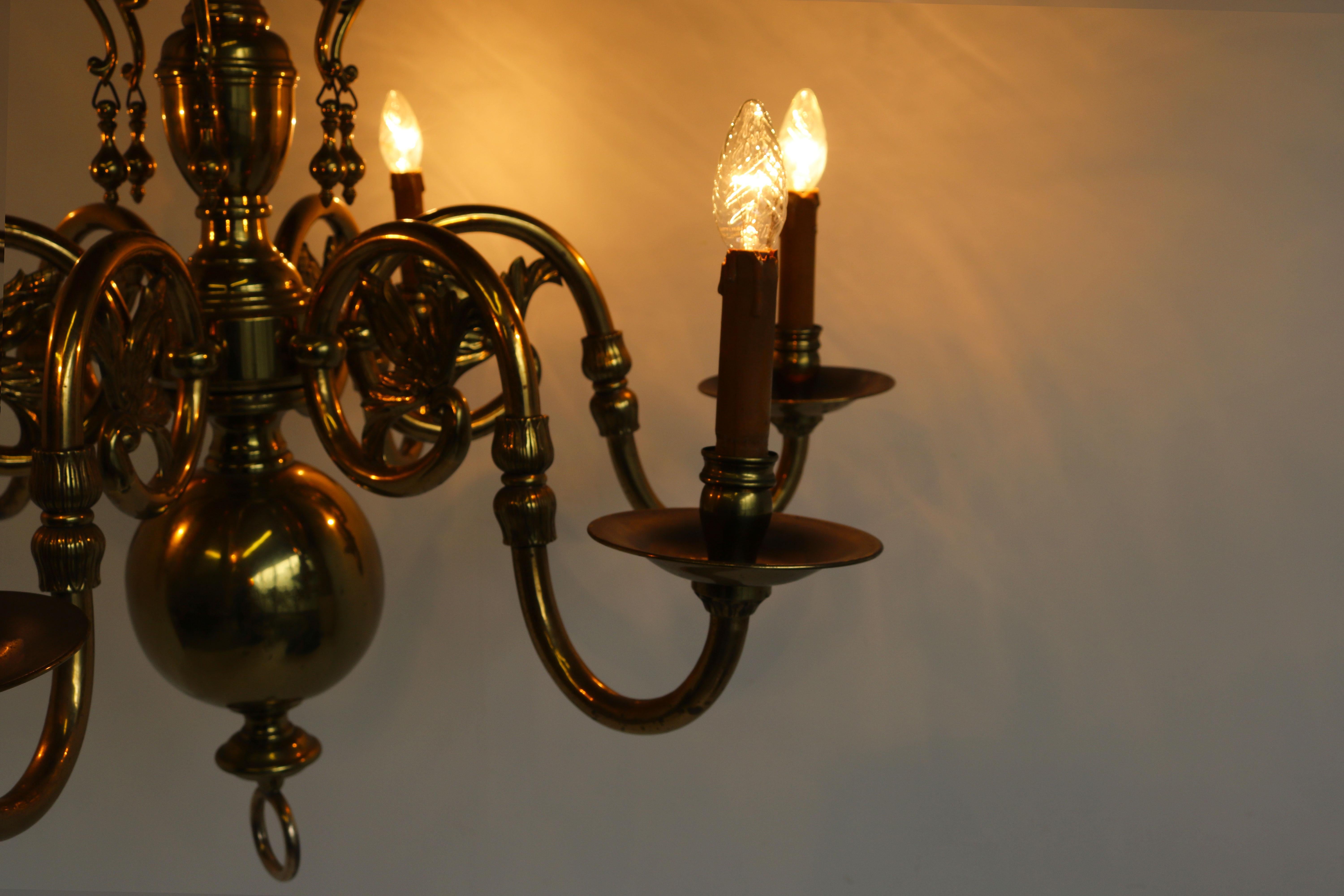 Georgien Lustre flamand ancien de style géorgien en laiton massif du 19ème siècle, lampe classique en vente