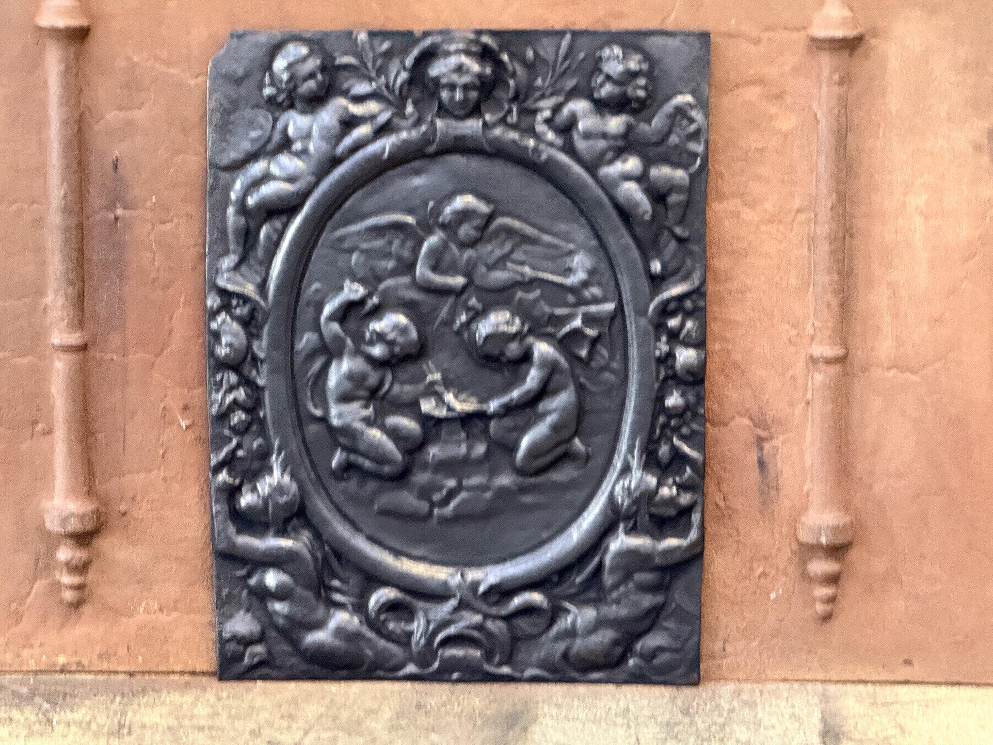 19th century Belgian Napoleon III Period fireback with three cupids. 

The fireback is made of cast iron and is black / pewter colored.

It is in good condition, without cracks.
