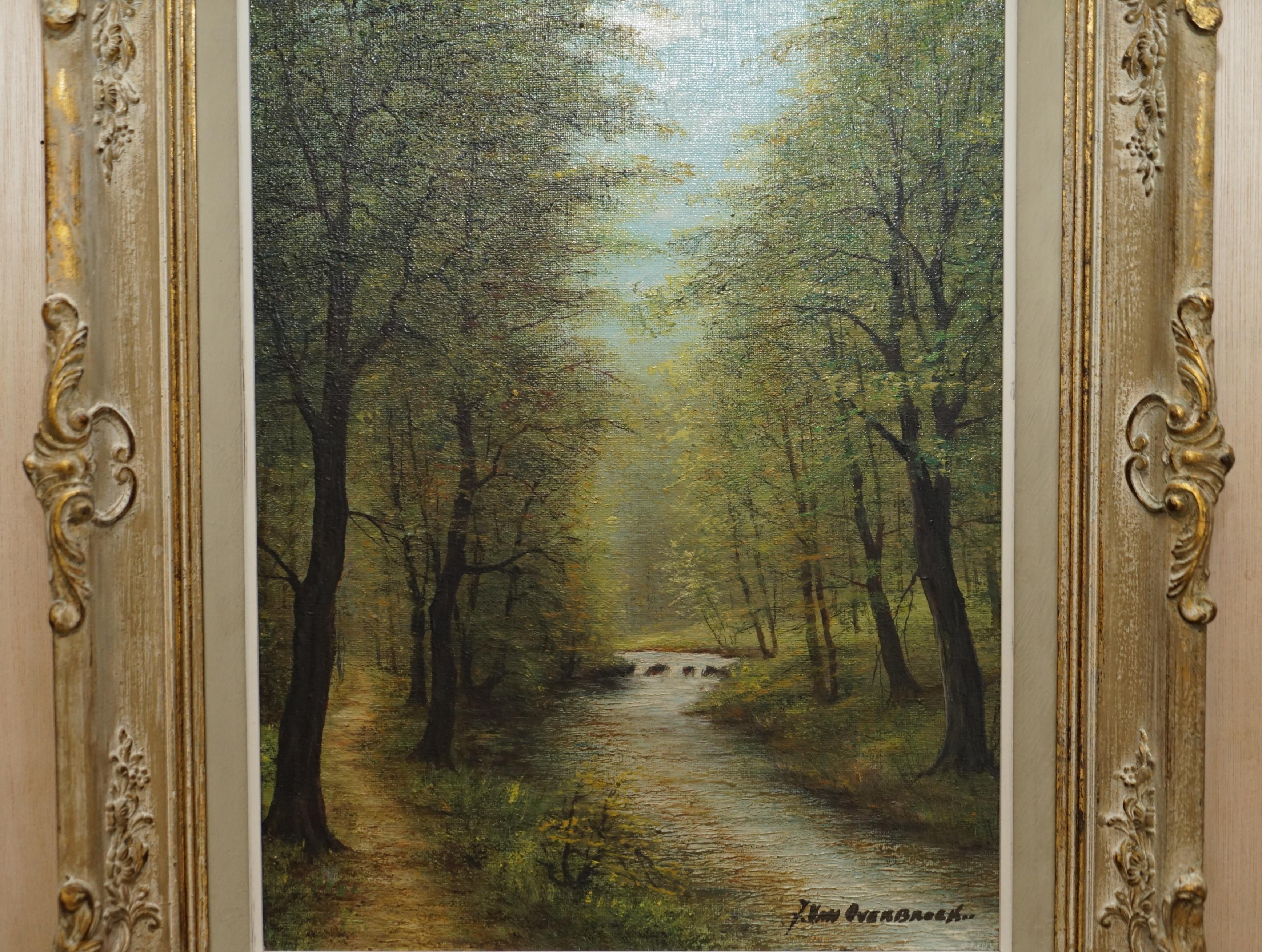 Wir freuen uns, dieses wunderschöne flämische Ölgemälde aus dem späten 19. Jahrhundert, signiert Van Overbroek, das eine schöne Naturszene zeigt, zum Verkauf anzubieten.

Eine sehr gut aussehende und dekorative Malerei, die Szene zeigt sehr heiter