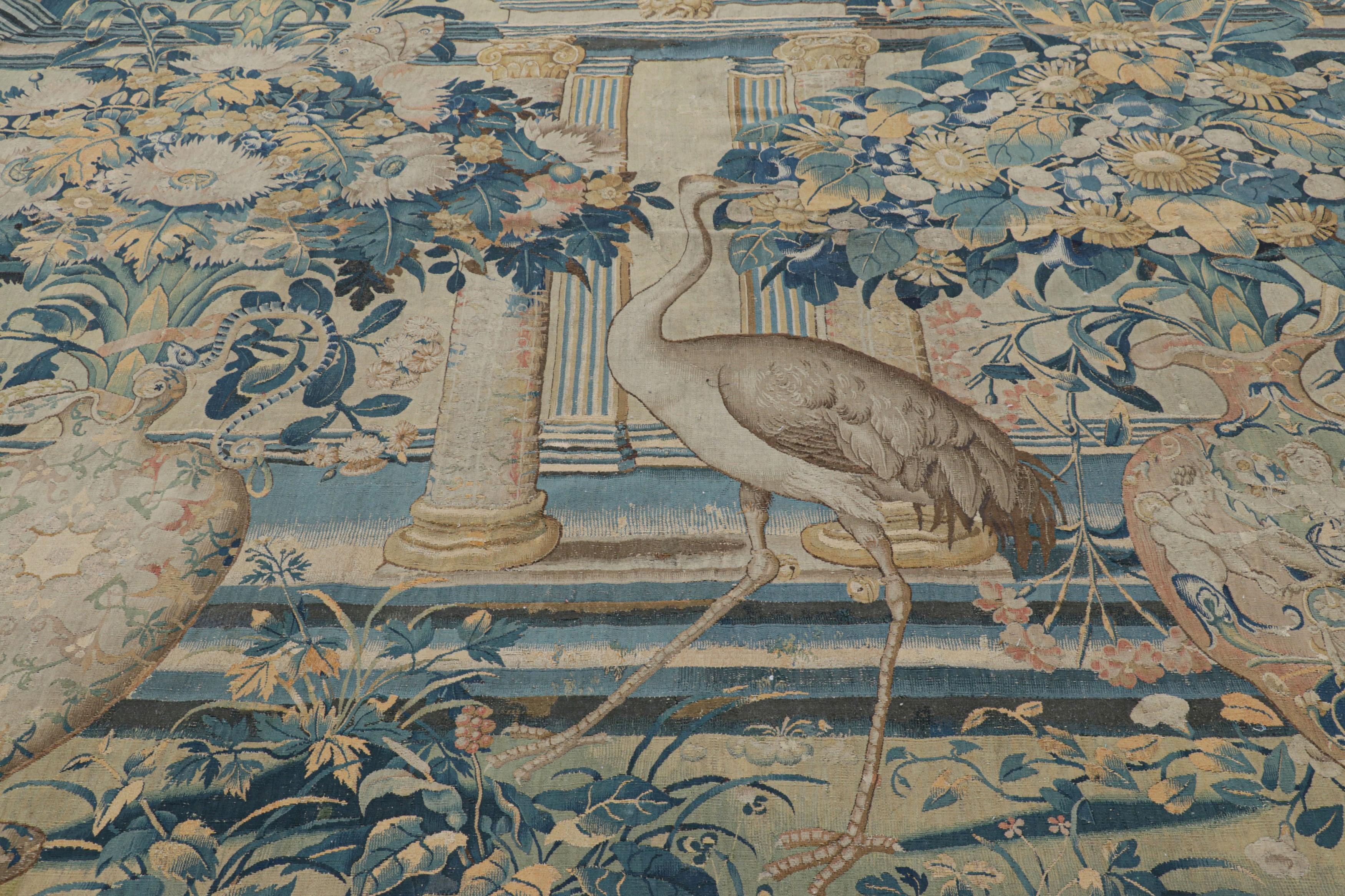 Tejido a mano en lana, este tapiz flamenco Verdure de 8x10 de finales del siglo XVII es una nueva selección rara y especial de Rug & Kilim, con una estética particularmente popular de exuberante follaje y que representa una escena naturalista de